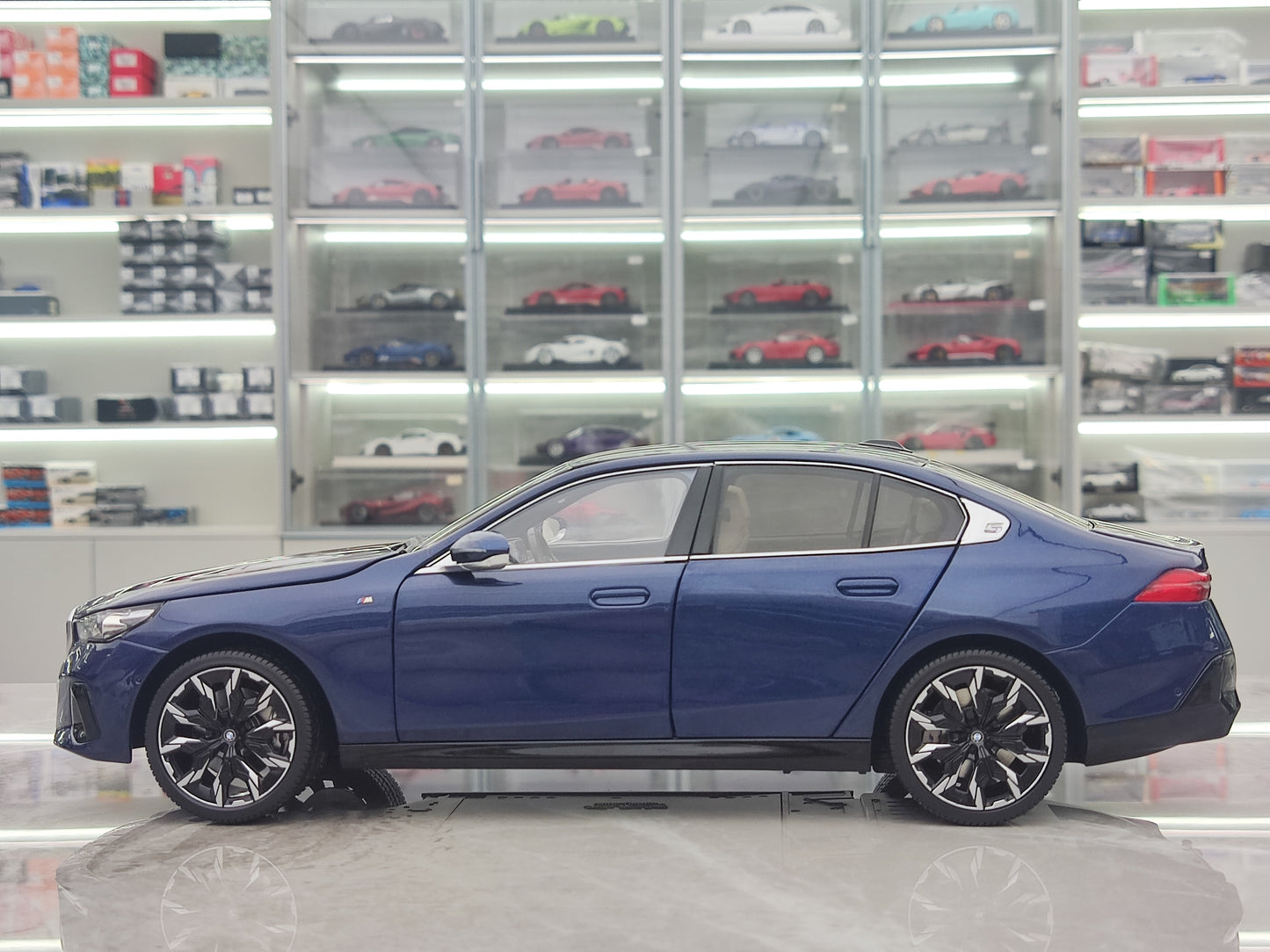 MINICHAMPS 1/18 BMW i5 Metallic Blue New Energy Vehicle Model 110023400