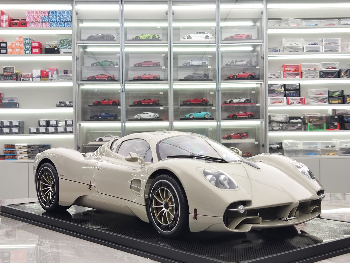 POCHER 1/8 Pagani Utopia Coupé Rinascimento Lucido Pocher Finished Product Release Color Alloy Model Ornaments PC004