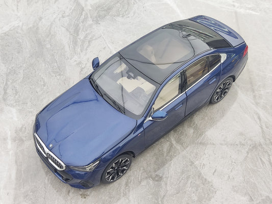 MINICHAMPS 1/18 BMW i5 Metallic Blue New Energy Vehicle Model 110023400