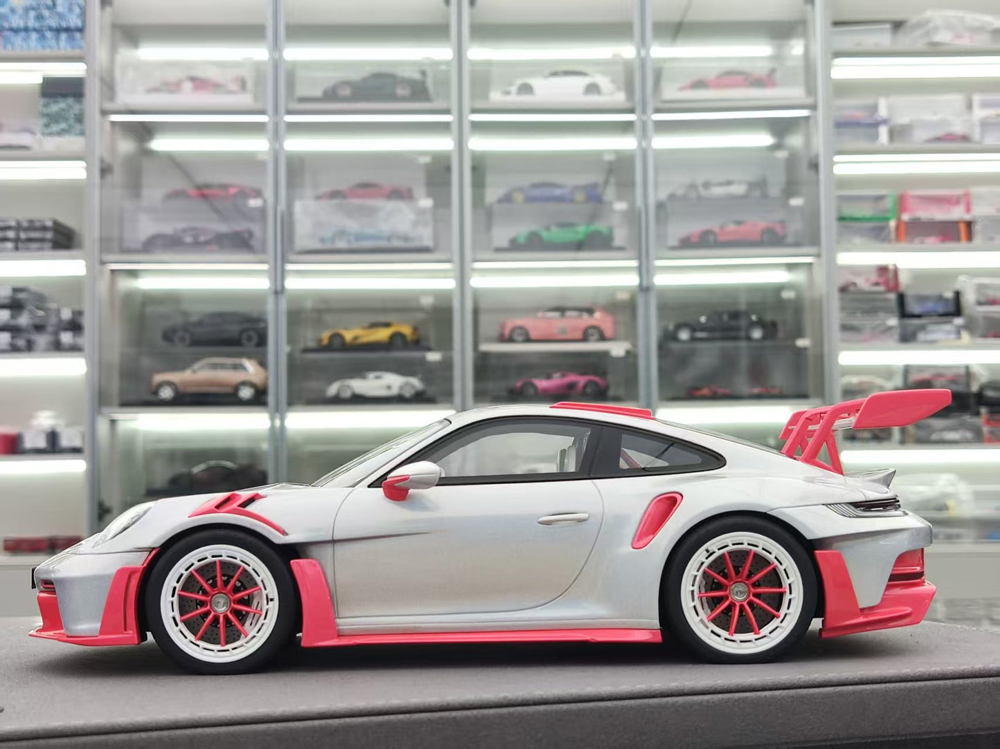 TIMOTHY&PIERRE 1/18 Porsche 911 GT3 RS Sonderwunsch Colorful White/Pink TP186