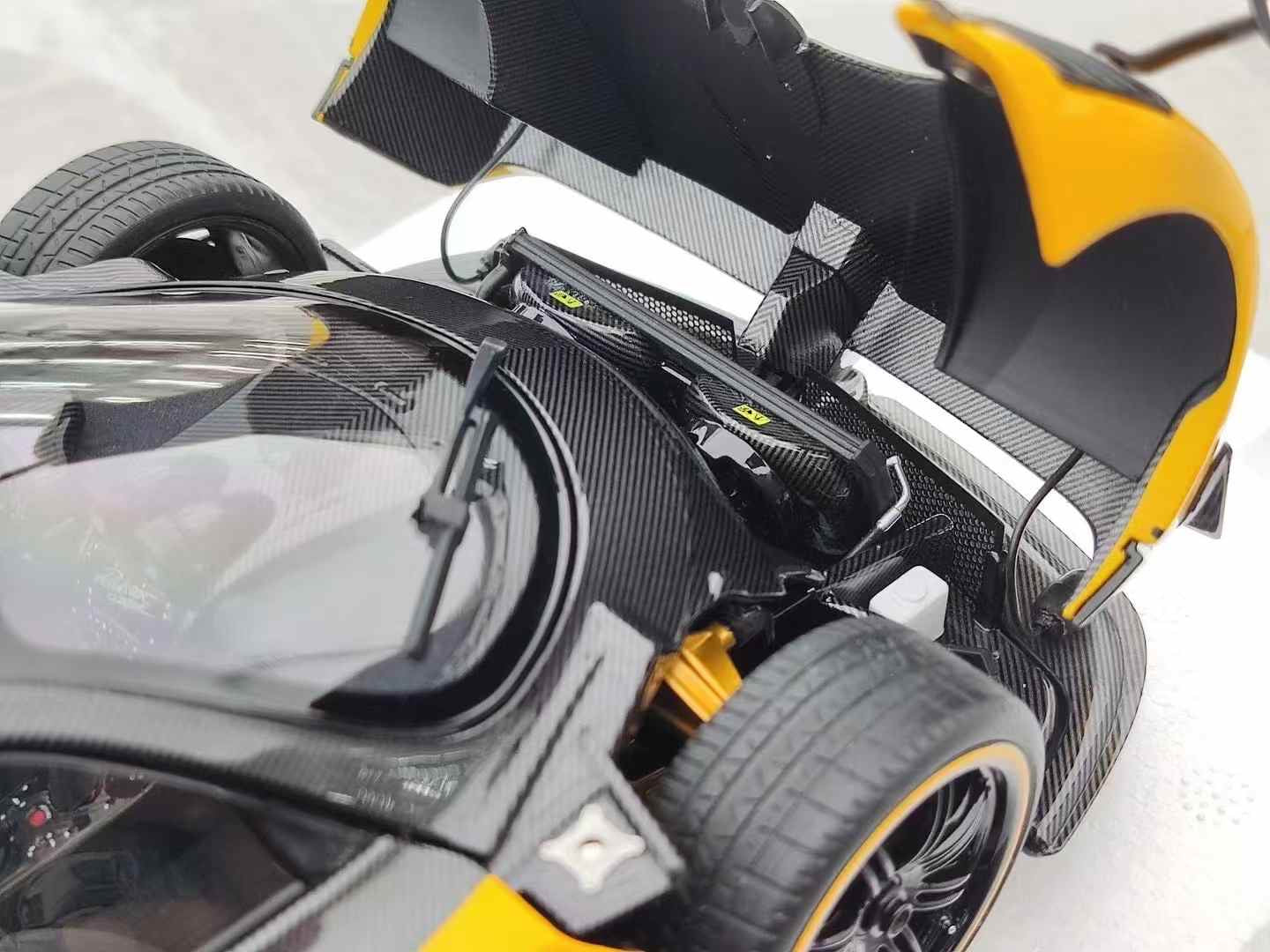 Almost Real 1/18 Pagani Zonda Cinque Roadster-2009 Yellow Alloy Fully Opening Car Model 850613001