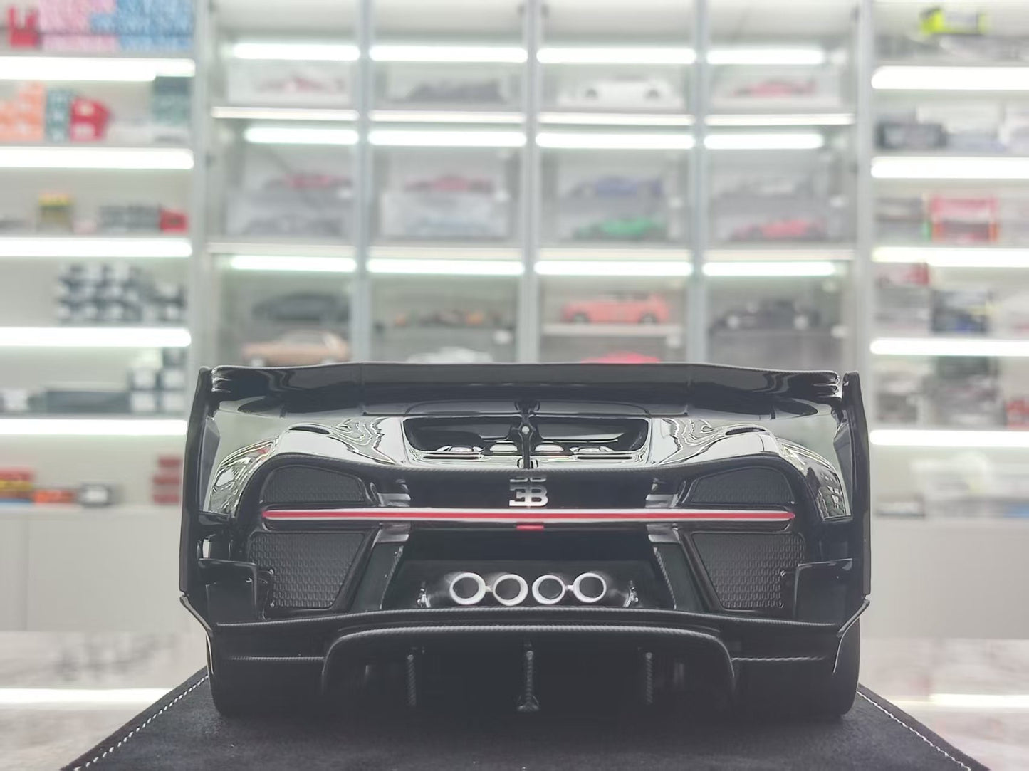 HH Model 1/18 Bugatti Vision GT Diamond Black/Black Carbon Fiber Model Car HH485
