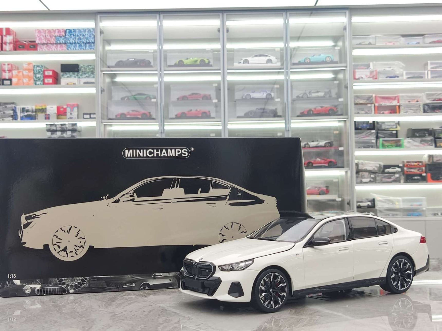 MINICHAMPS 1/18 BMW i5 Metallic White 110023402