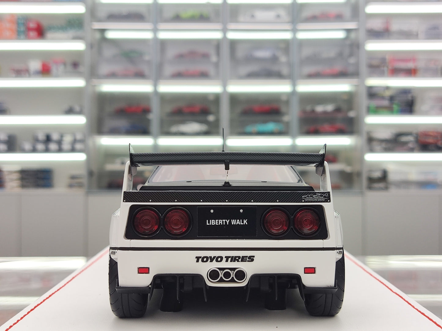 RUNNER 1/18 Ferrari F40 AZ-1 White Limited Edition Model Car JM-RNR017
