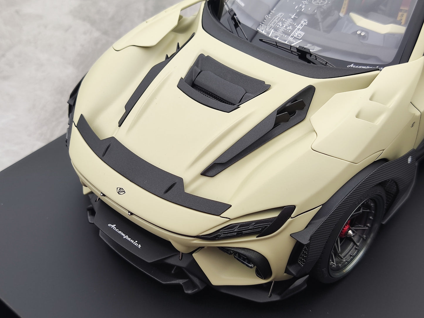 Dreamwalkers 1/18 Ferrari Accompanier D775 Ĉampangriza Limigita Eldono Kolektebla Modelaŭto A-D775-PW02