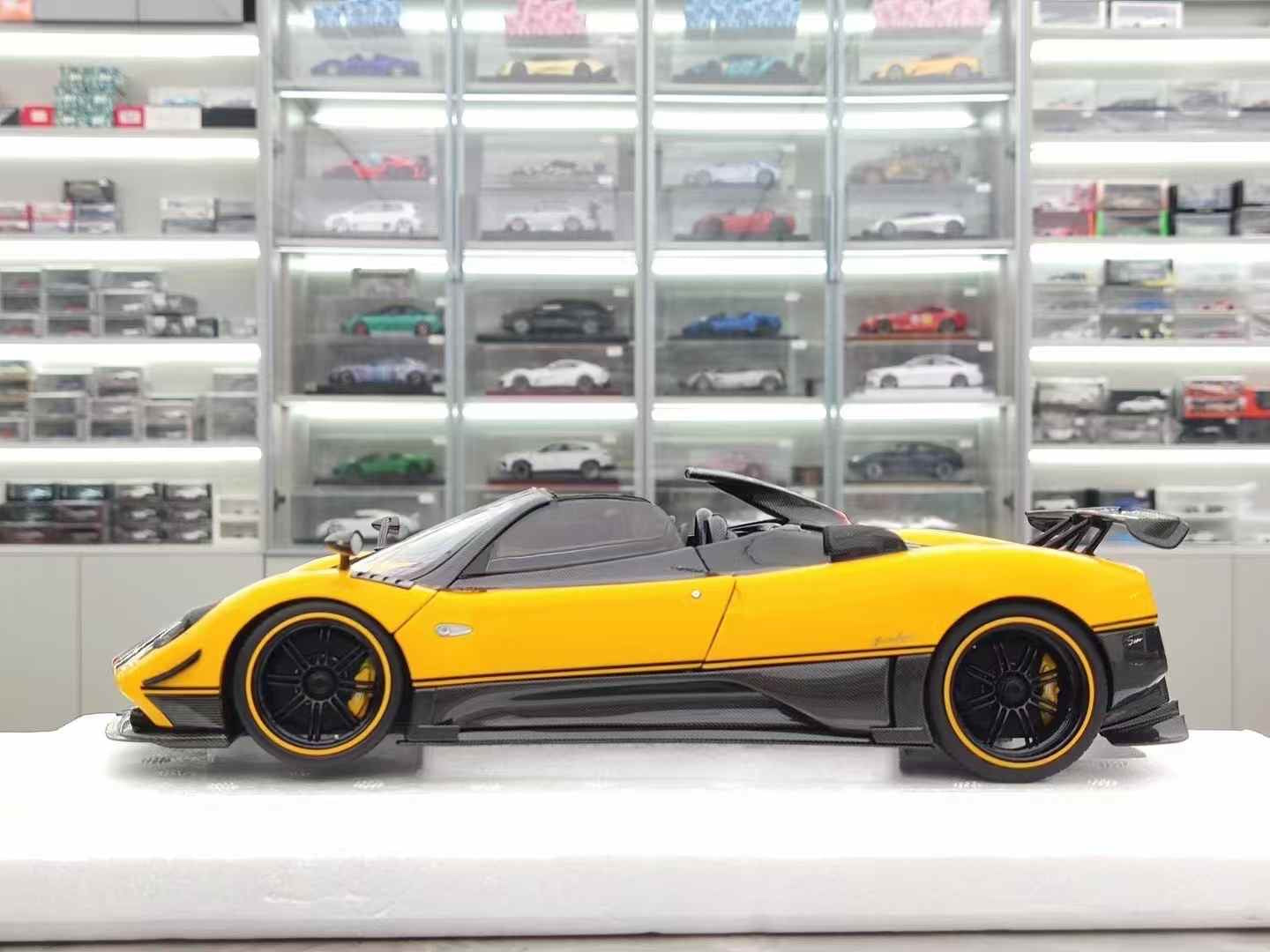 Almost Real 1/18 Pagani Zonda Cinque Roadster-2009 Yellow Alloy Fully Opening Car Model 850613001