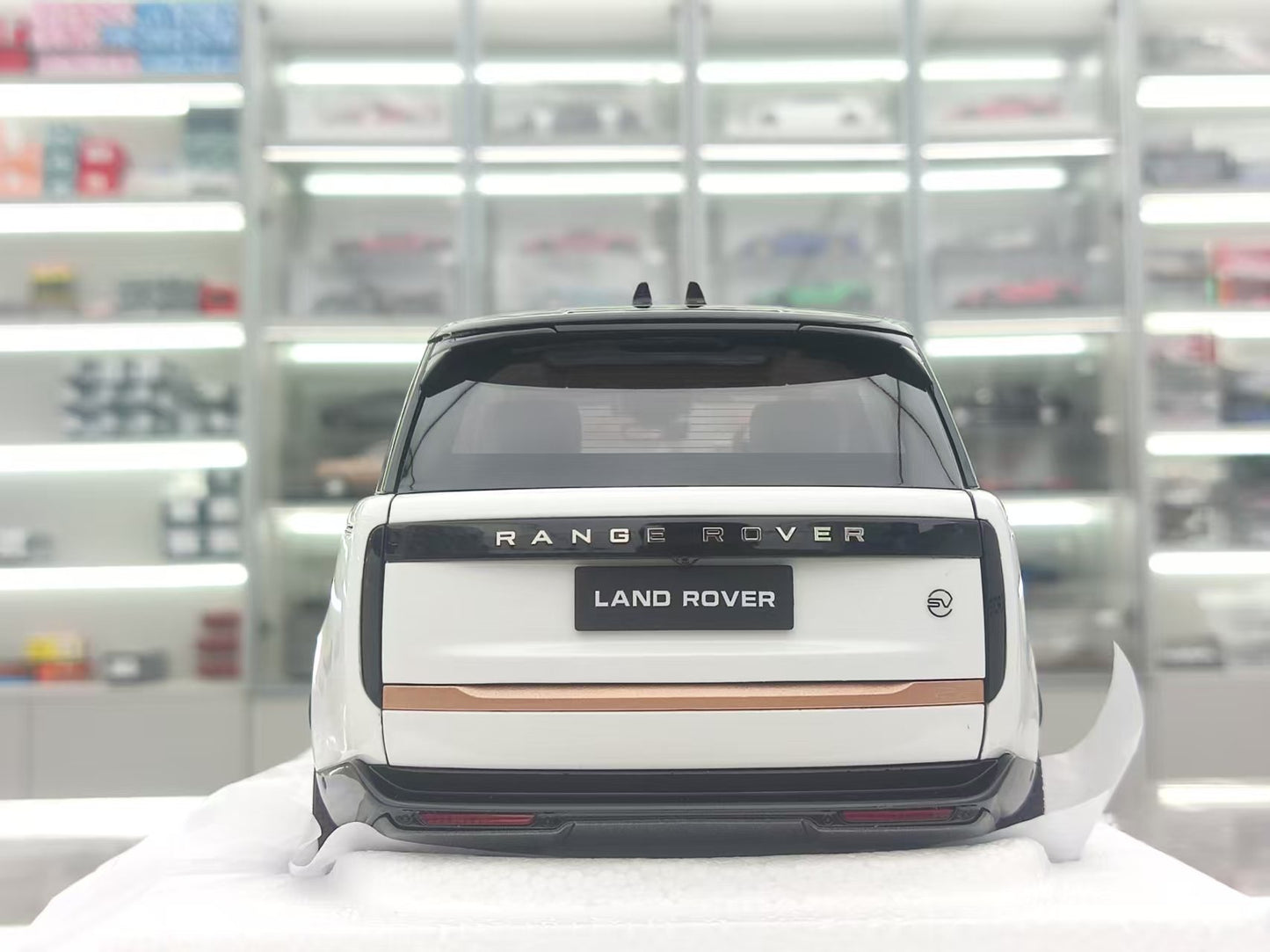 LCD 1/18 Land Rover Range Rover SV Grand Creation Long Wheelbase White Black Top Alloy Model LCD118