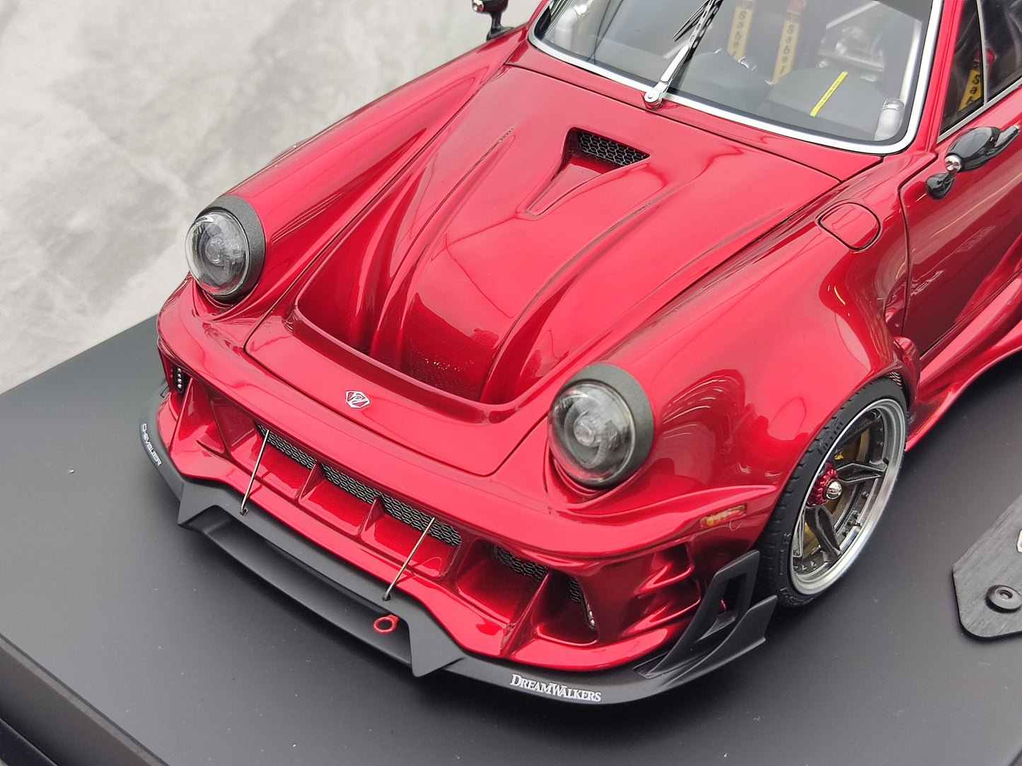 Dreamwalkers 1/18 Porsche CHEVALIER D995 Flamruĝa Simulada Modelaŭto C-D995-FR01