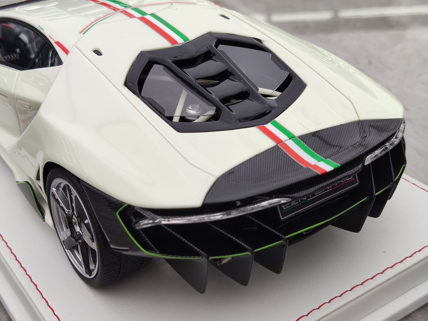 TE 1/18 Lamborghini Centenario Pearl White/Fluorescent Green Simulated Car Model JS-TE001