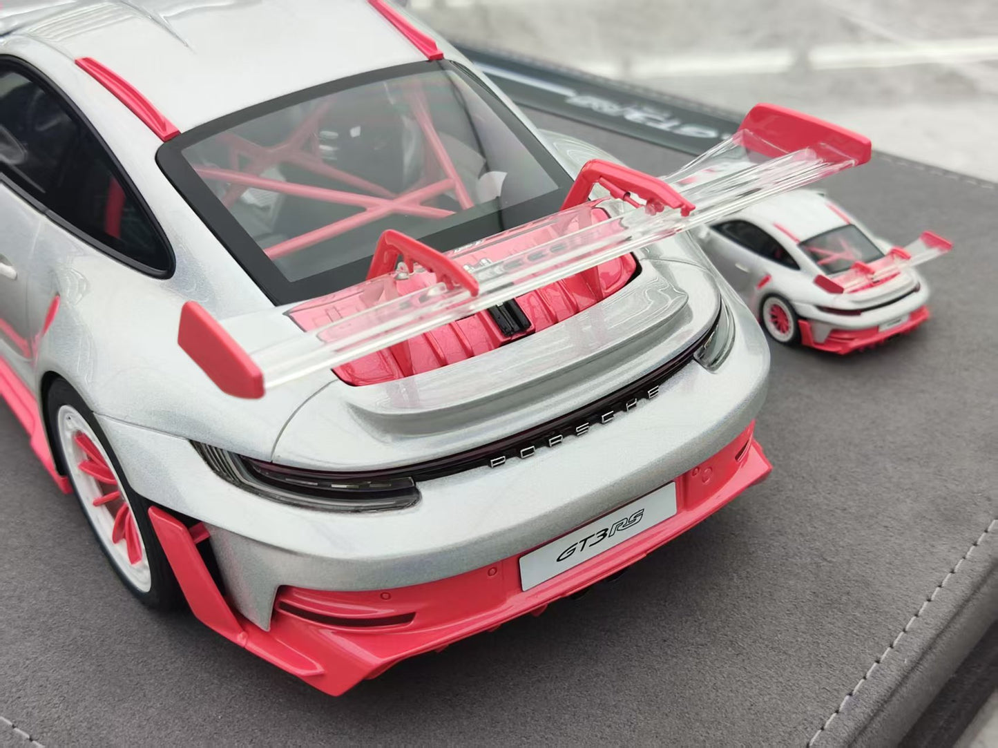 TIMOTHY&PIERRE 1/18 Porsche 911 GT3 RS Sonderwunsch Colorful White/Pink TP186