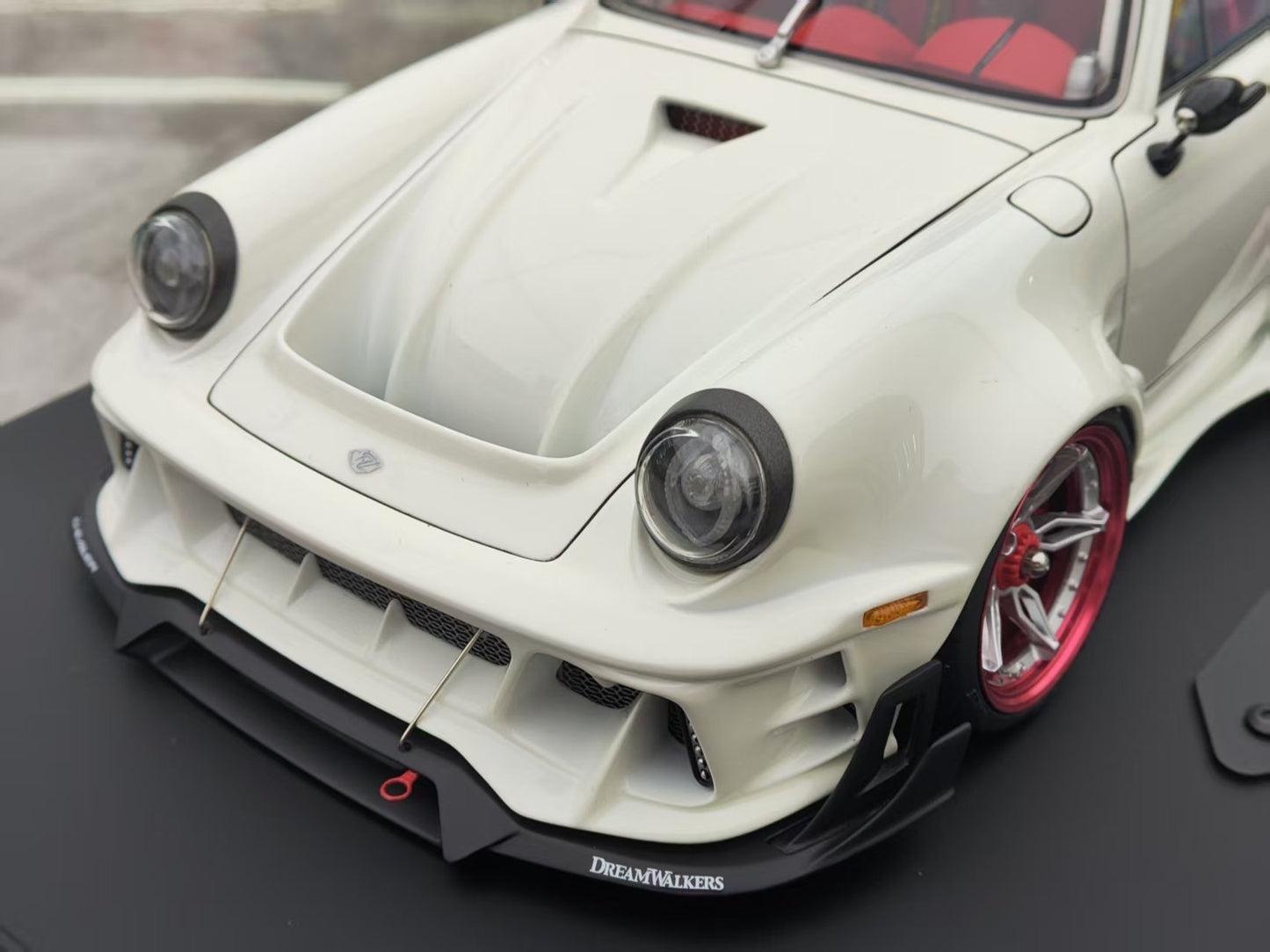 Dreamwallers 1/18 Porsche 911 Modified White Simulated Car Model C-D995-SW01