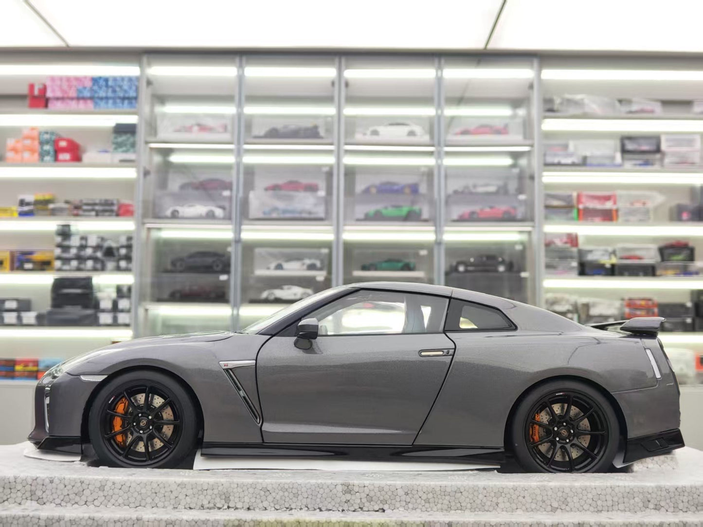 MOTORHELIX 1/18 Nissan GT-R (R35) Track Edition Engineered By NISMO Alloy Car Model MH313