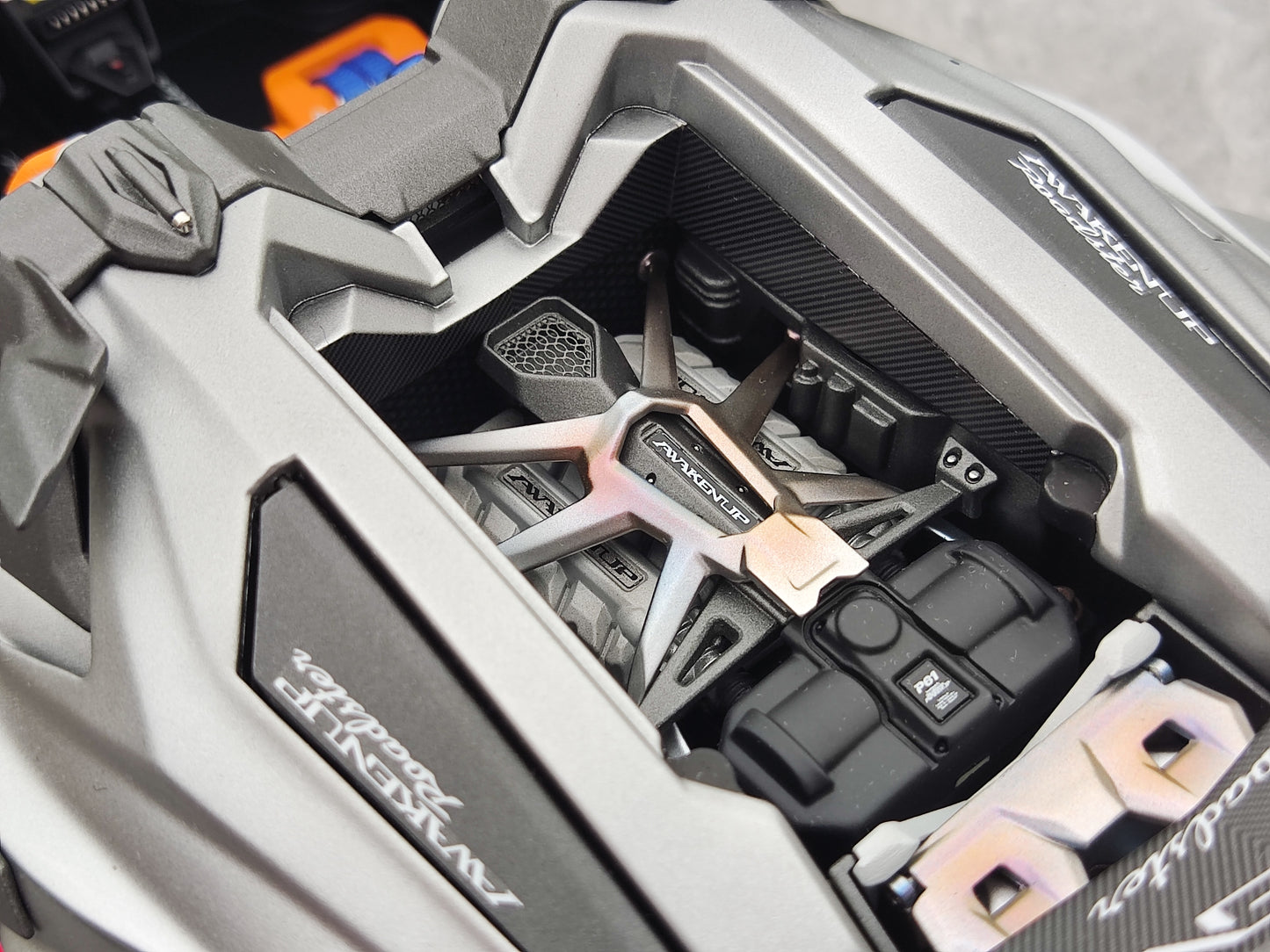 Dreamwalkers 1/18 Lamborghini Awakenup-P61 Arĝent-Elektrokovrita Limigita Eldono Modelaŭto A-D61-ST02