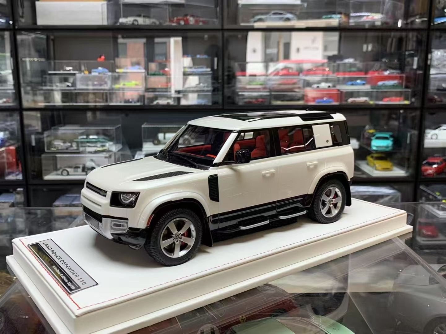 Ivy Merit 1/18 Land Rover Defender 110 Limited Edition Car Model