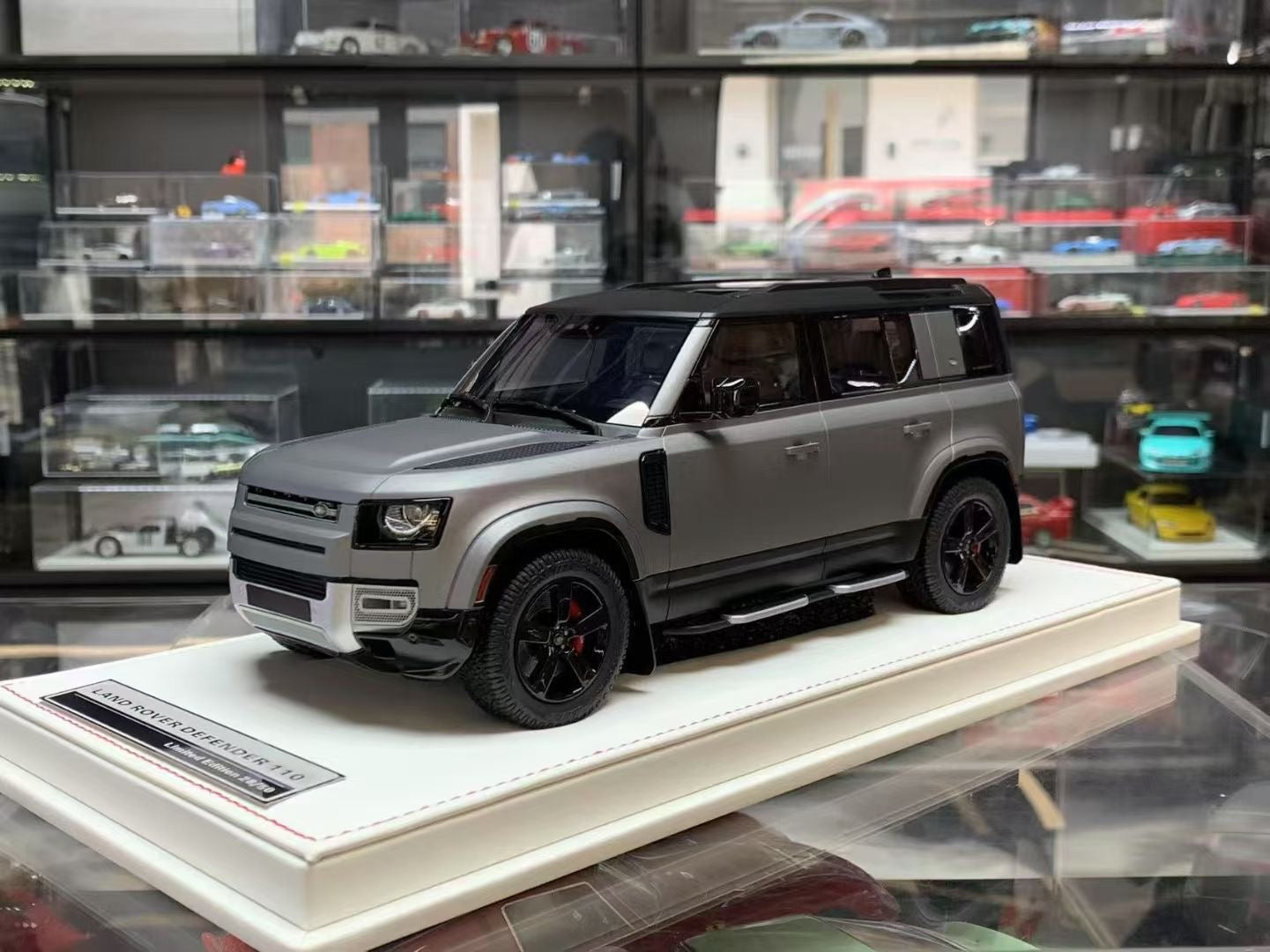 Ivy Merit 1/18 Land Rover Defender 110 Limited Edition Car Model