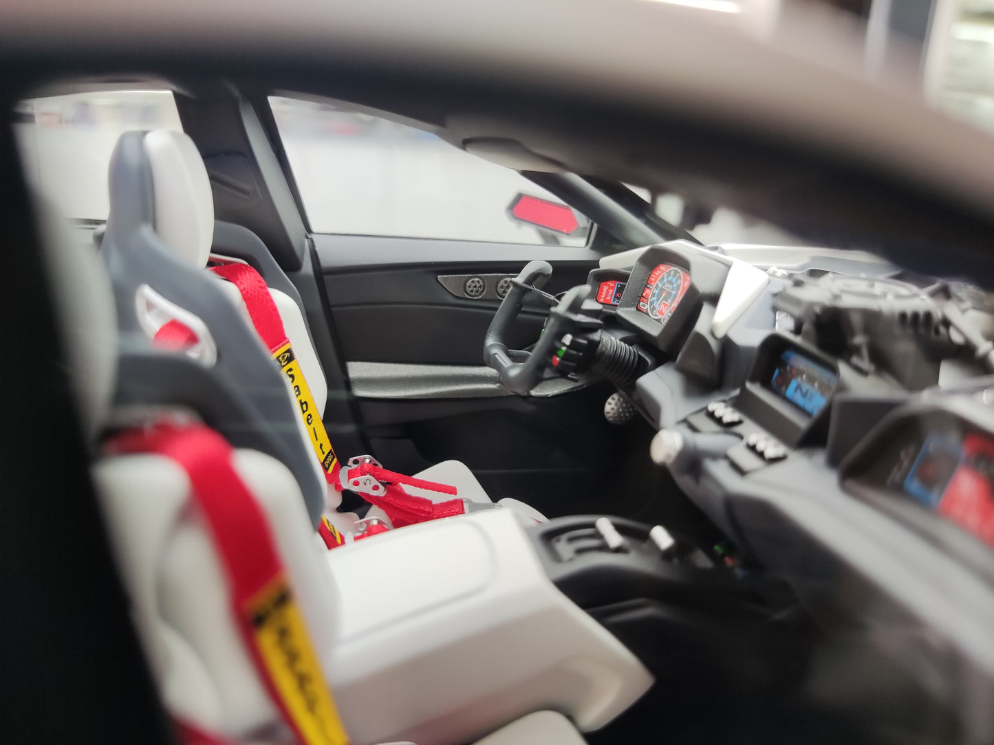 Dreamwalkers 1/18 Ferrari Accompanier D775 Perloblanka Limigita Eldono Modelaŭto A-D775-01