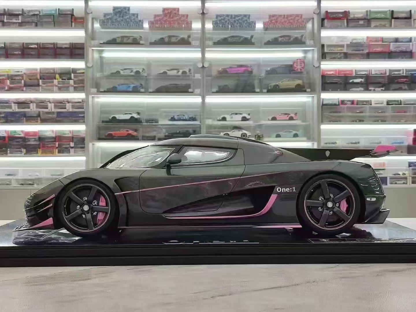 FA 1/8 Koenigsegg ONE:1 Carbon Powder High-end Car Model Ornament FA069