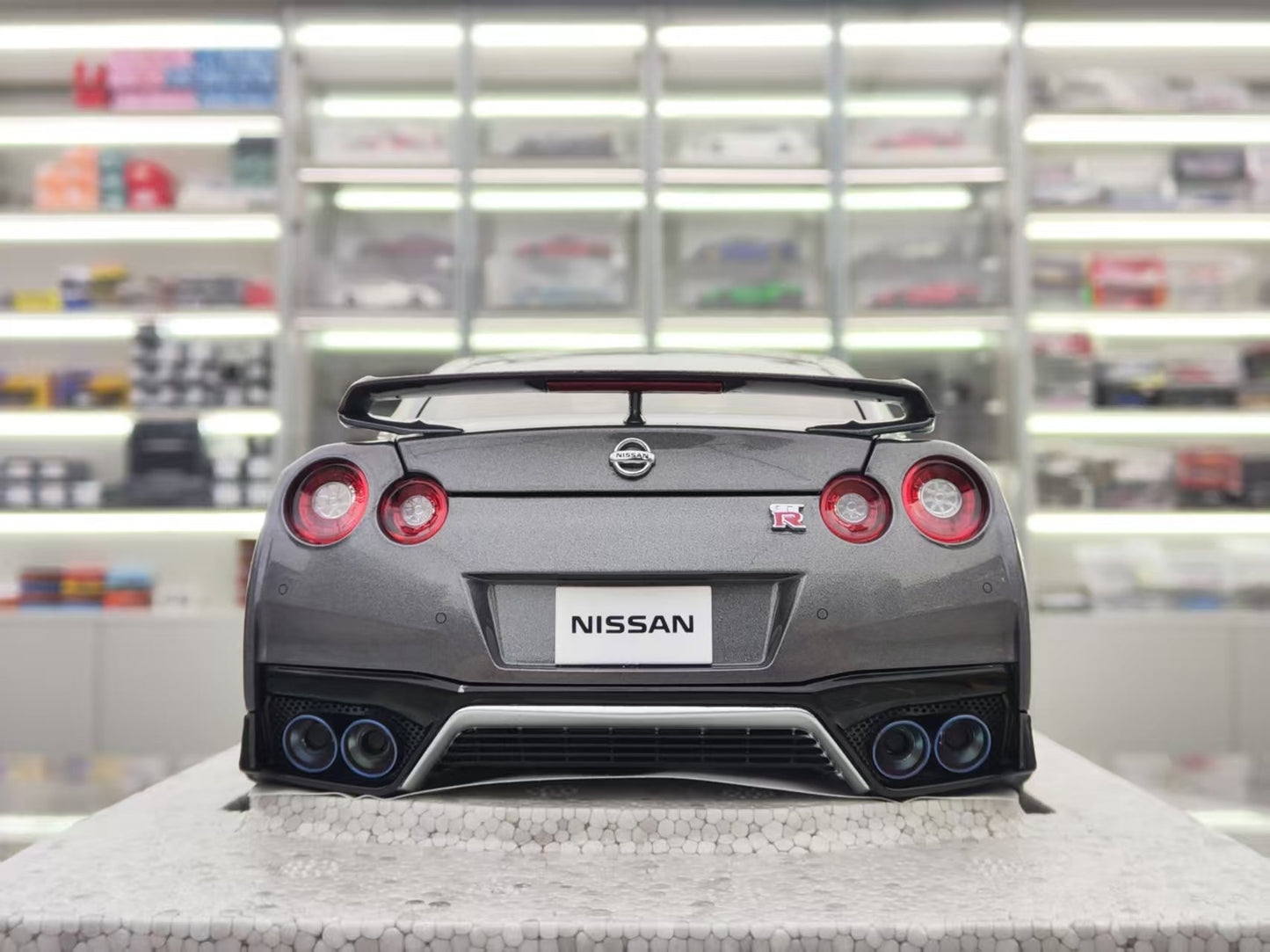 MOTORHELIX 1/18 Nissan GT-R (R35) Track Edition Engineered By NISMO Alloy Car Model MH313