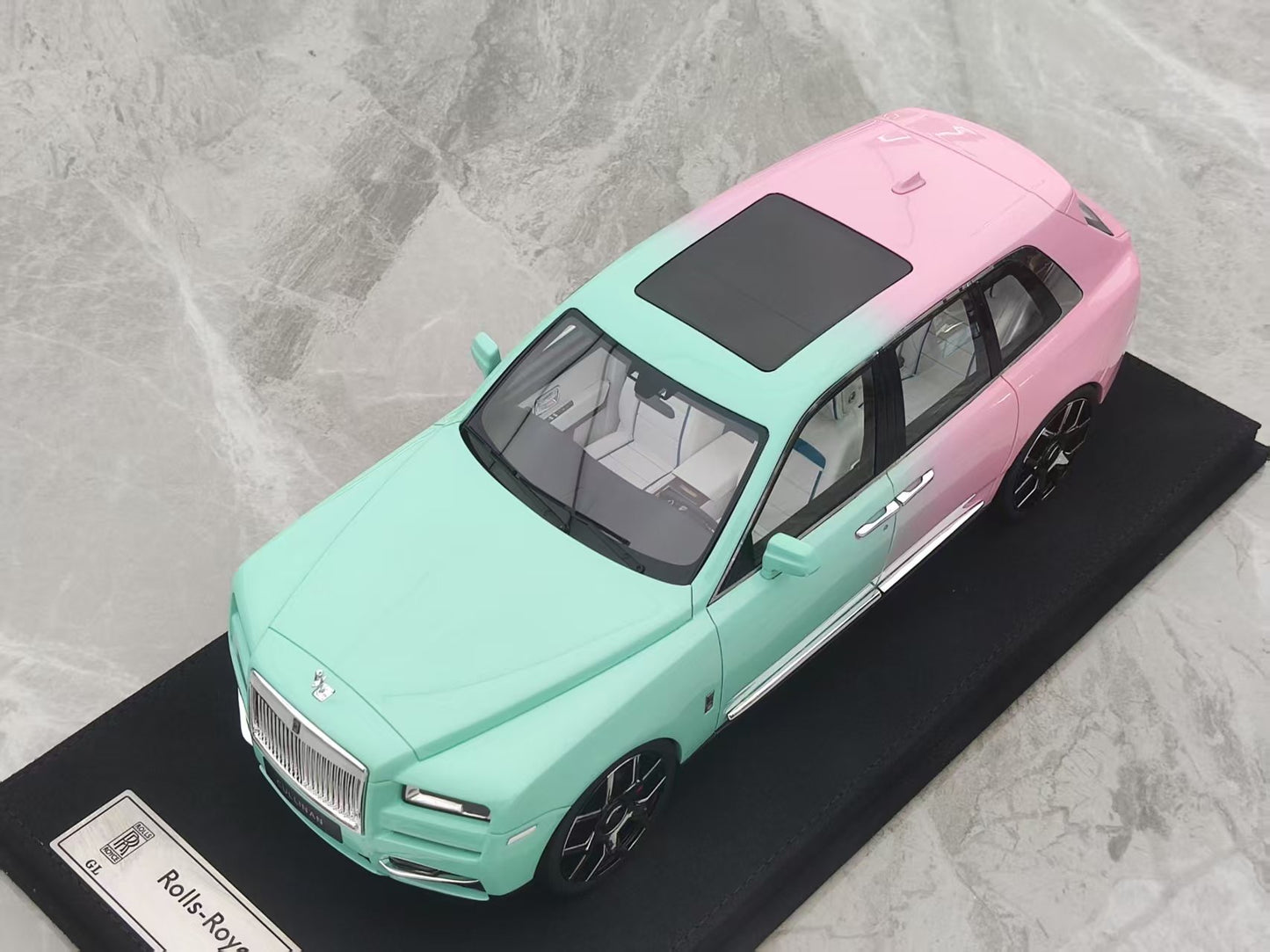 GL 1/18 Rolls-Royce Cullinan Green and Pink Model Car JS-GL035