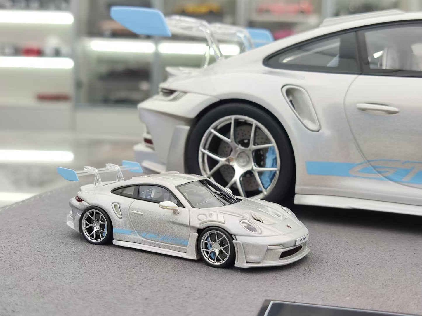 TIMOTHY&PIERRE 1/18 Porsche 911 GT3 RS Sonderwunsch Colorful White/Blue TP187