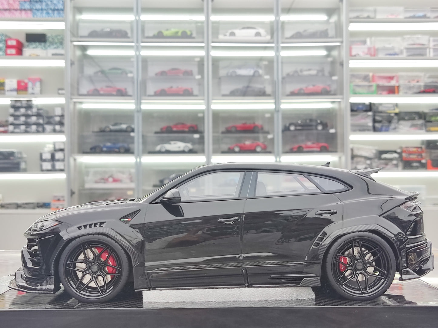 UU 1/18 Lamborghini URUS Black Simulated Car Model Decoration JS-UU009