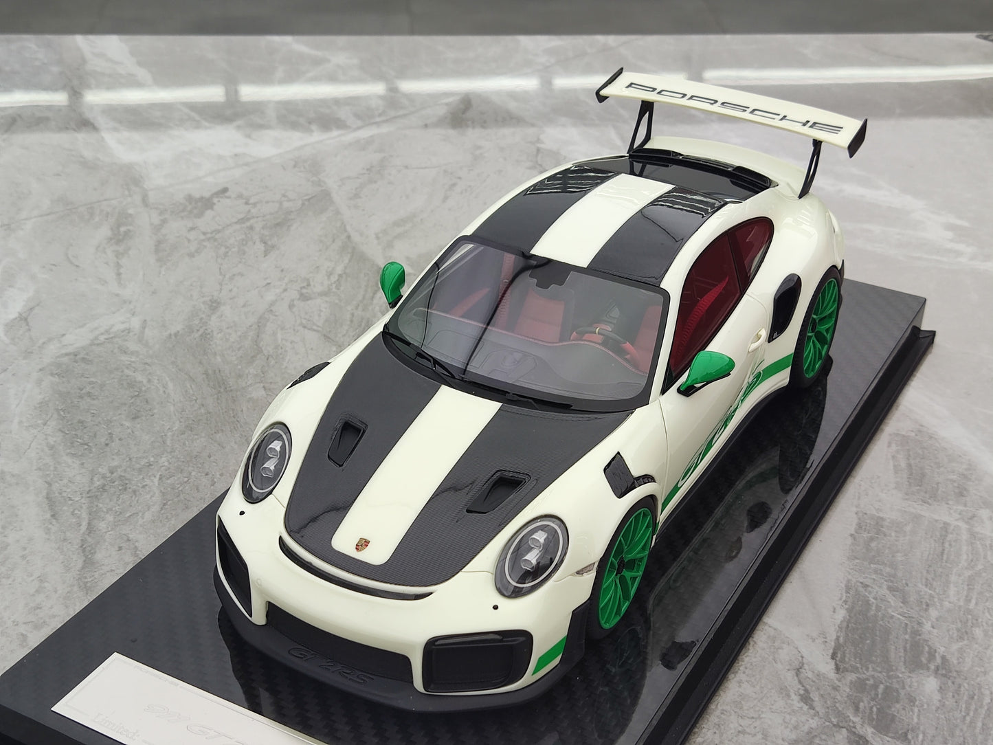 UU 1/18 Porsche 911 GT2 RS Fluorescent Green Simulated Car Model JS-UU007