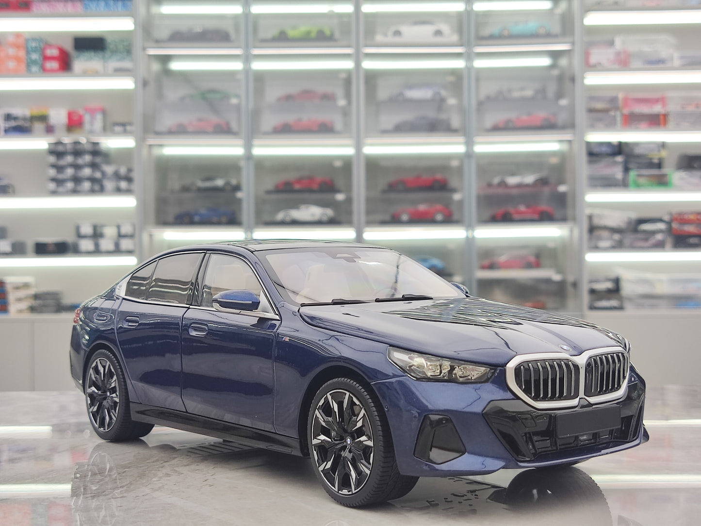 MINICHAMPS 1/18 BMW i5 Metallic Blue New Energy Vehicle Model 110023400