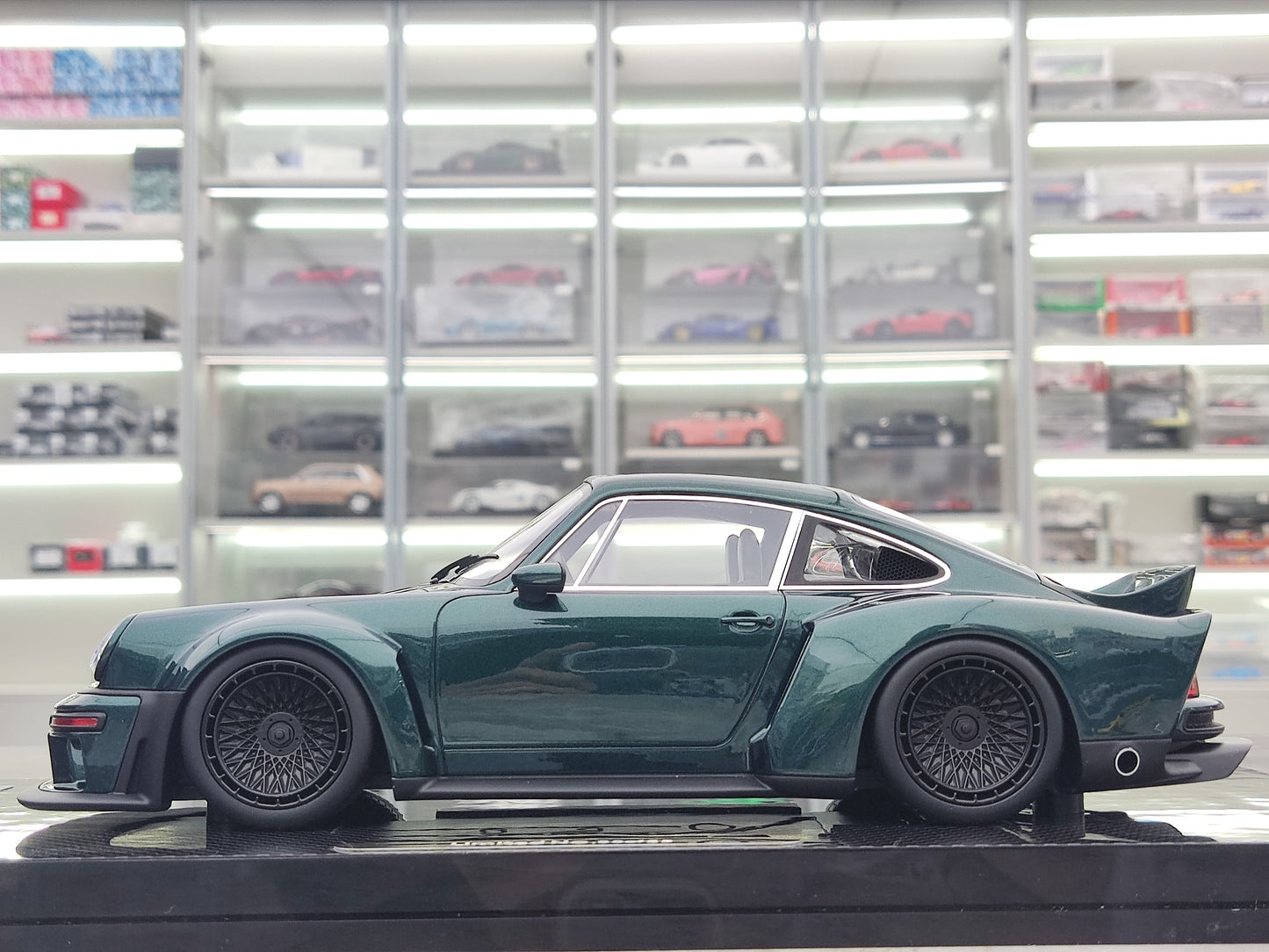 MCM 1/18 Porsche Singer DLS Turbo Low Spoiler Carbon Base Dark Green MCM017