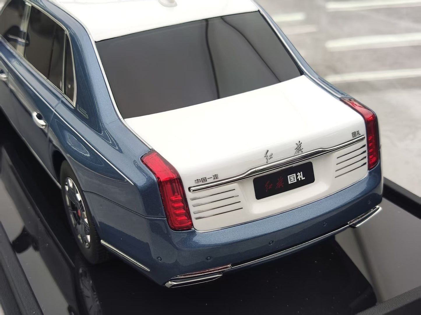 MOTORHELIX 1/18 Hongqi State Gift, Model Car MH309