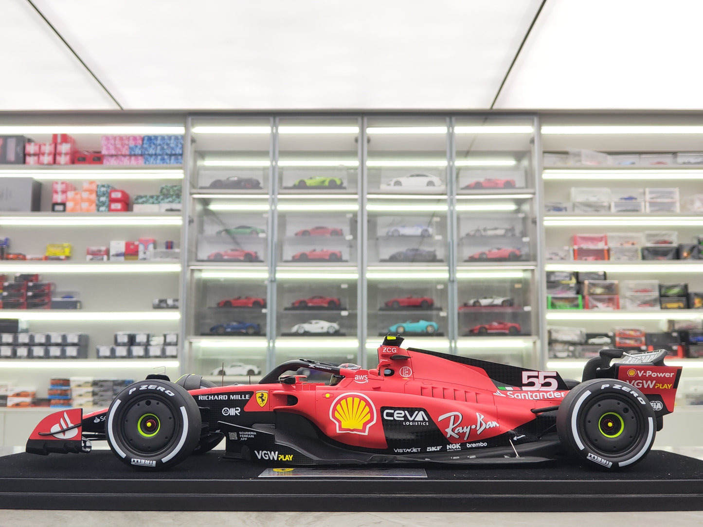 Looksmart 1/18 Ferrari SF-23 2023 Singapore Race #55 Red F1 Model Car LS18F1054