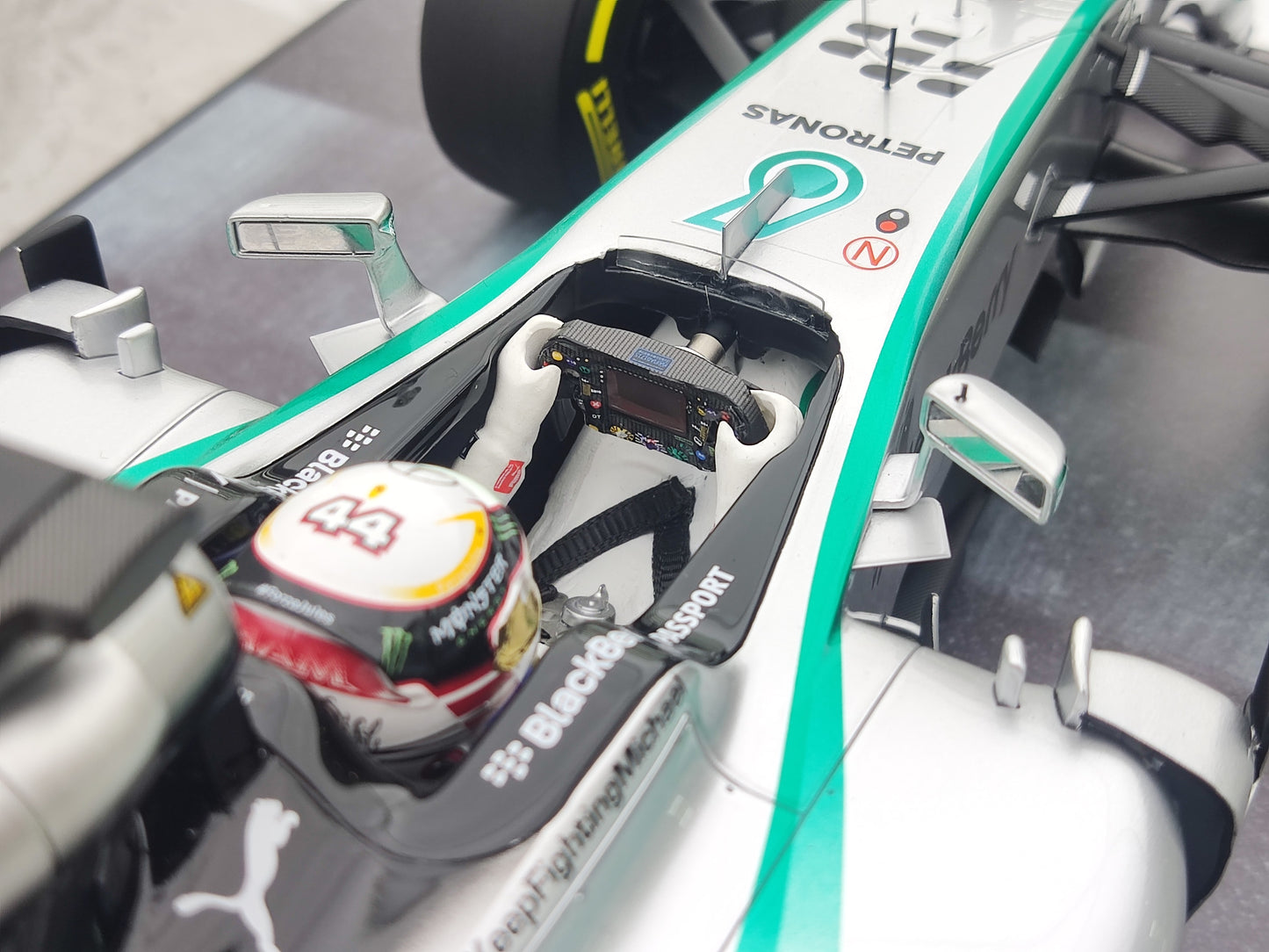 MINICHAMPS 1/12 Mercedes AMG PETRONAS F1 Team W05 Lewis Hamilton World Champion 2014 Silver-Green Simulation Car Model 127140444