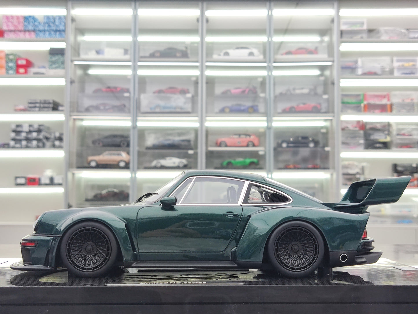 MCM 1/18 Porsche Singer DLS Turbo High Spoiler Carbon Base Dark Green MCM016