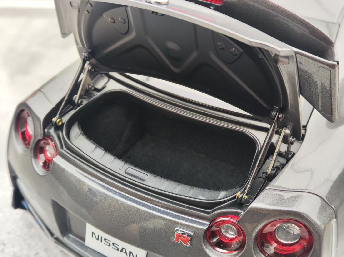 MOTORHELIX 1/18 Nissan GT-R (R35) Track Edition Engineered By NISMO Alloy Car Model MH313