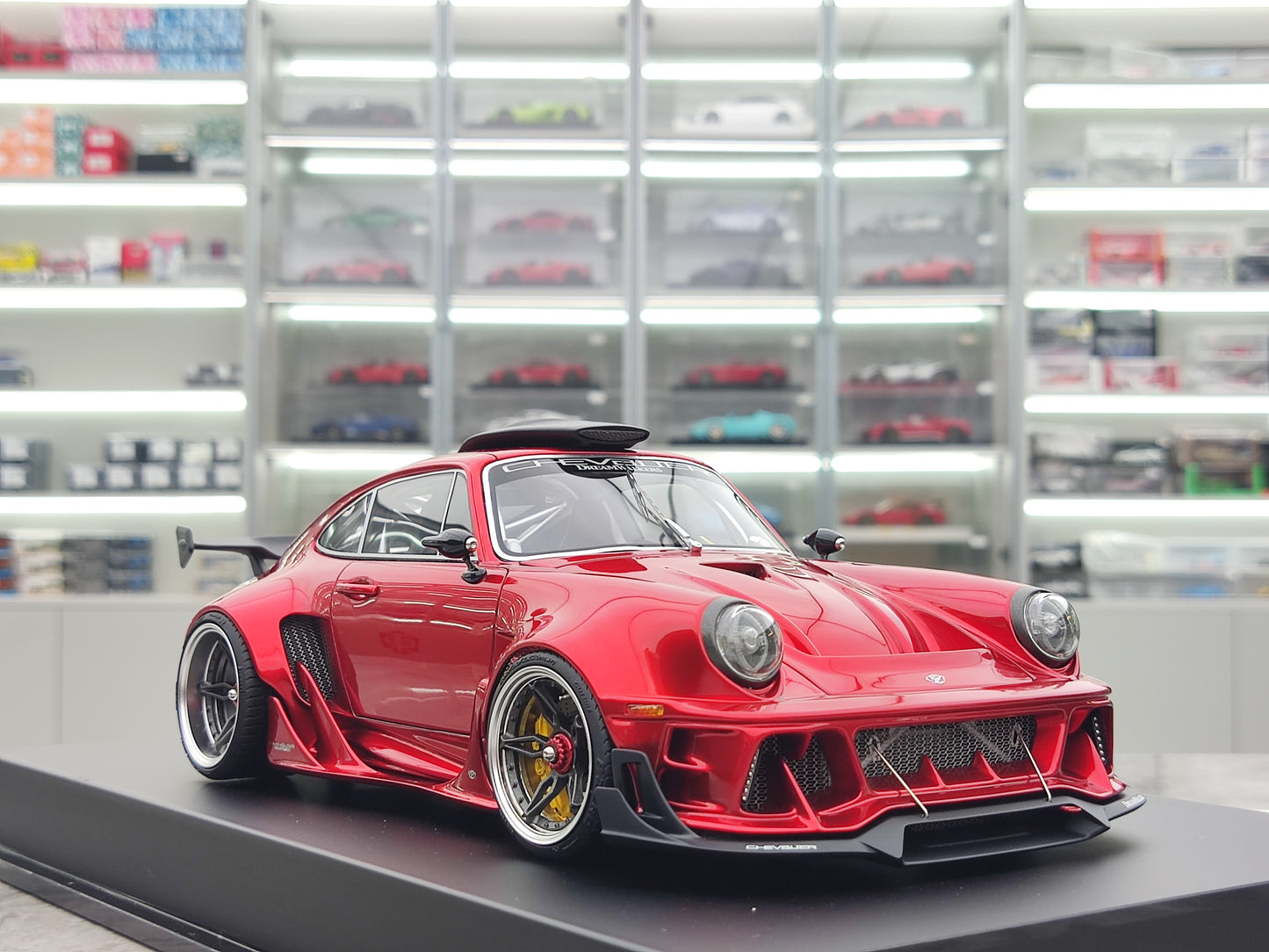 Dreamwalkers 1/18 Porsche CHEVALIER D995 Flamruĝa Simulada Modelaŭto C-D995-FR01