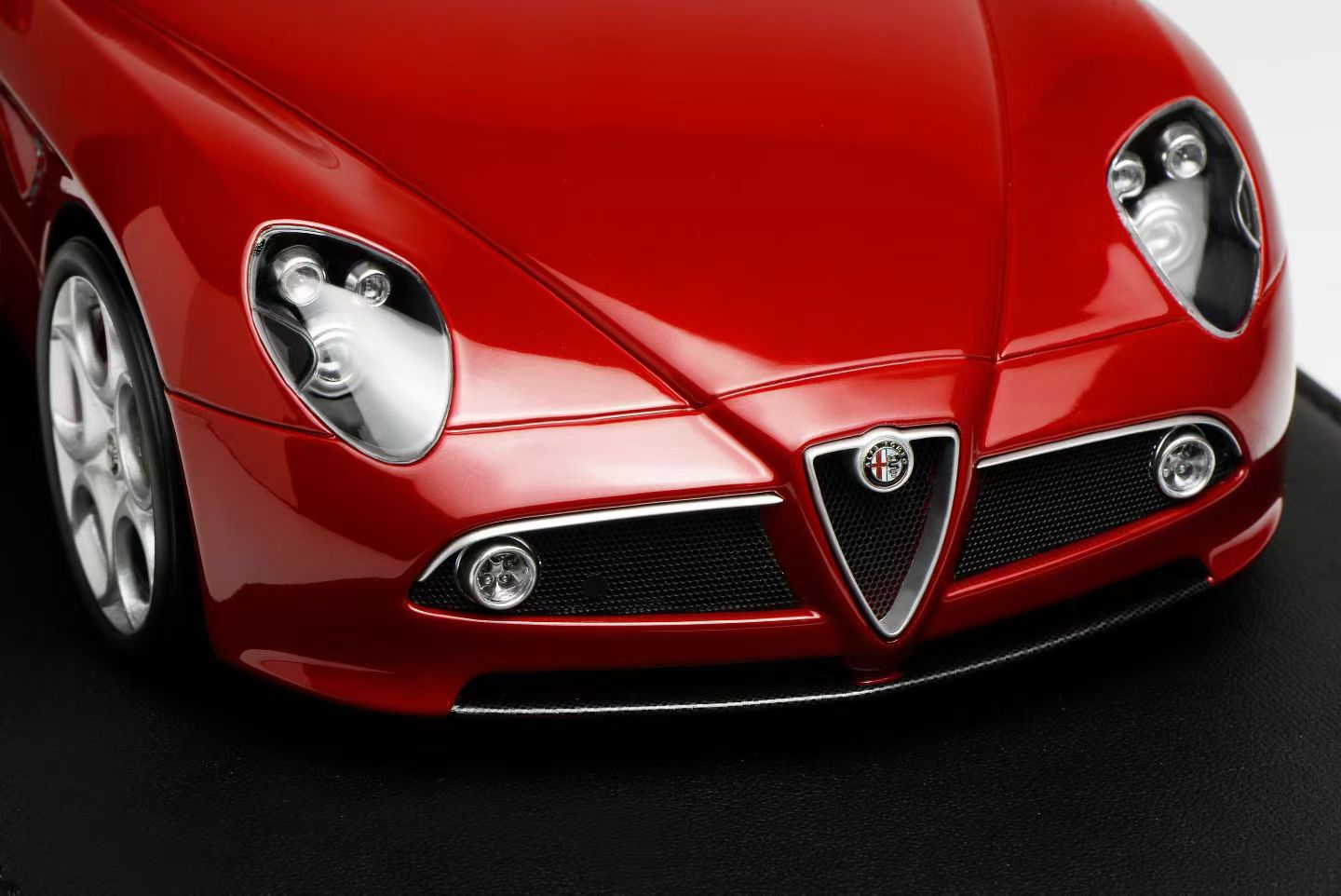 MOTORHELIX 1/18 Alfa Romeo 8C Competizione 2008 Alfa Red