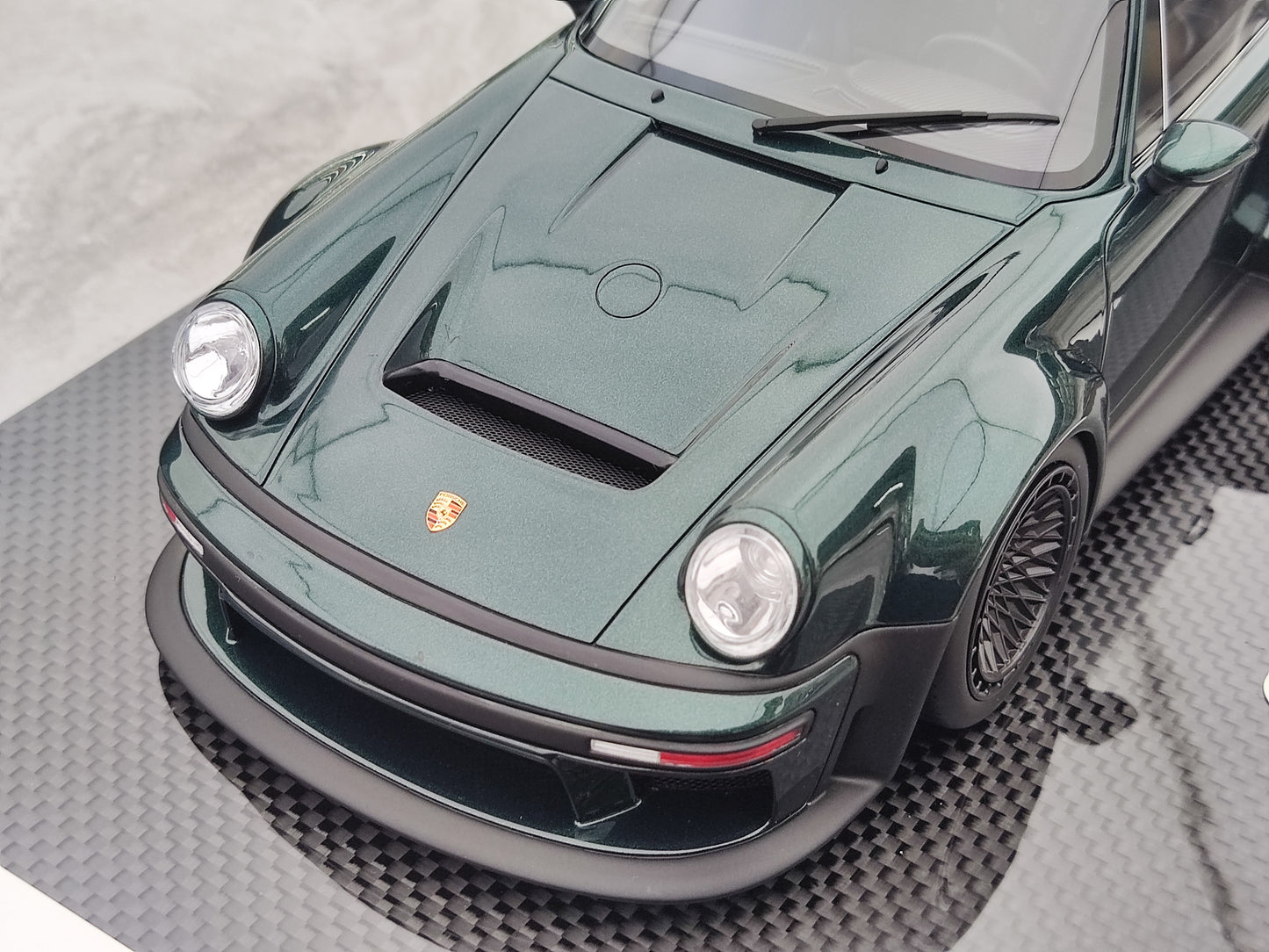 MCM 1/18 Porsche Singer DLS Turbo Low Spoiler Carbon Base Dark Green MCM017