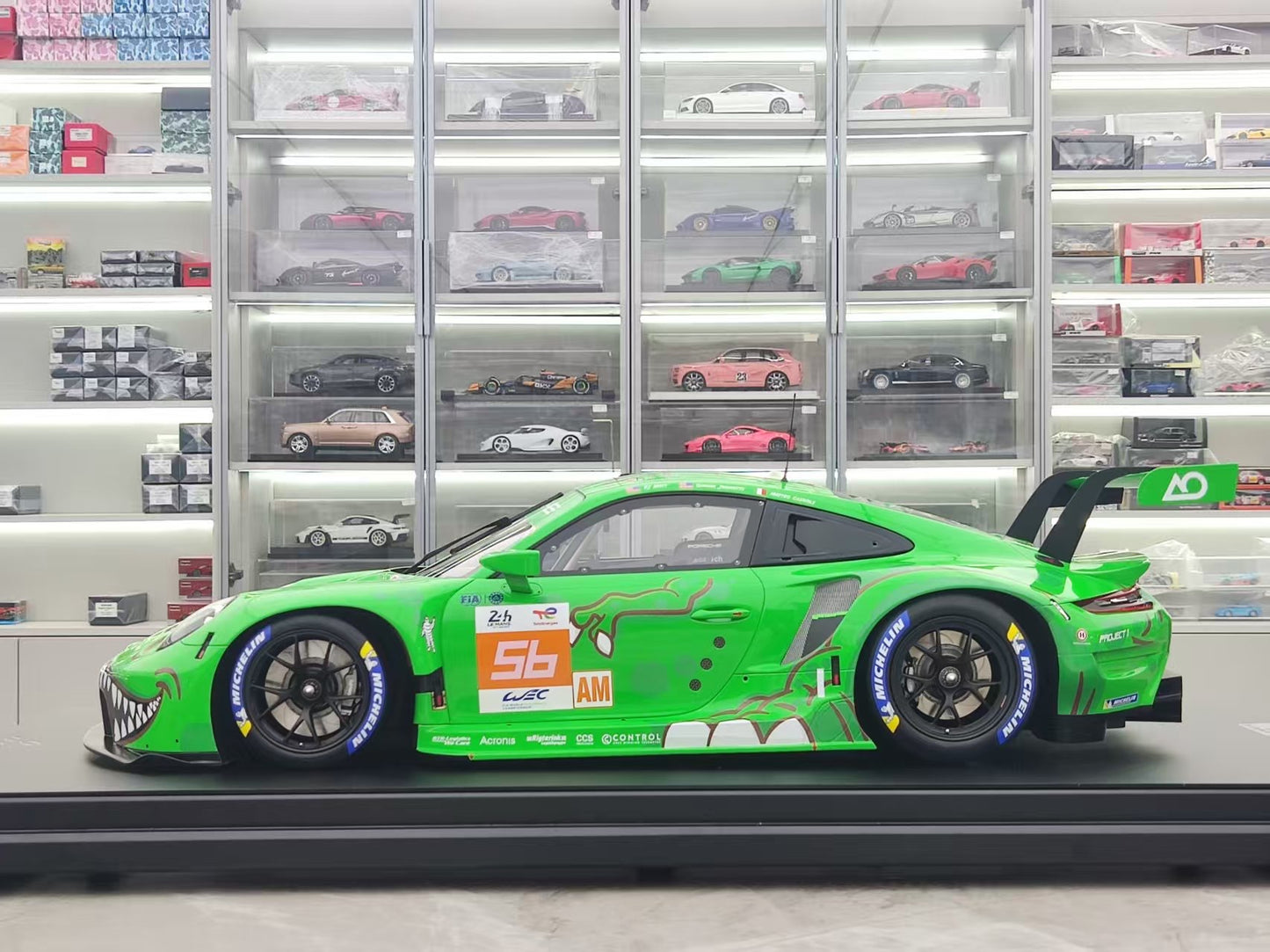 SPARK 1/8 Porsche 911 RSR 19 No.56 PROJECT 1-AO Le Mans 24H 2023 Green Dinosaur Livery 08G046