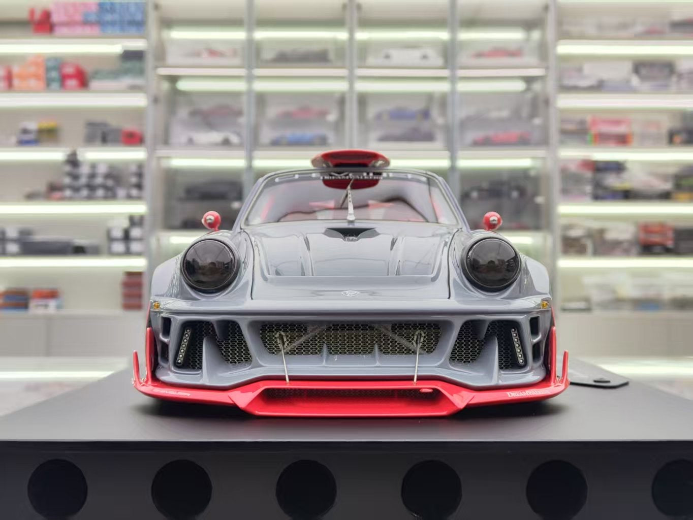 Dreamwallers 1/18 Porsche 911 Modified Grey Simulated Car Model C-D995-RG01