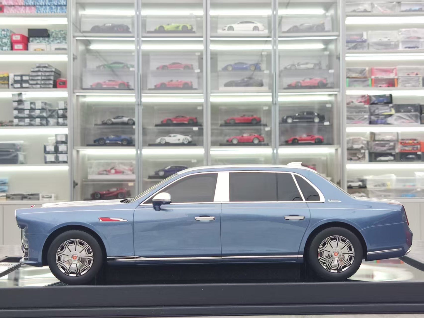 MOTORHELIX 1/18 Hongqi State Gift, Model Car MH309
