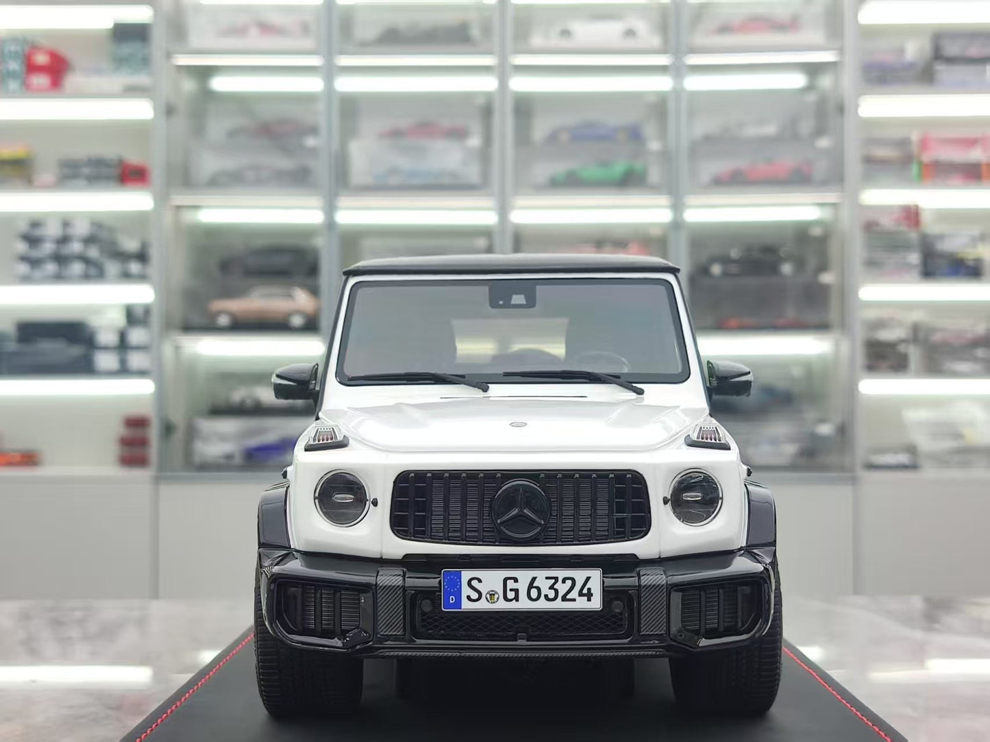 BBA MODEL 1/18 Mercedes-Benz G63 AMG Panda Color Model Car BBA025