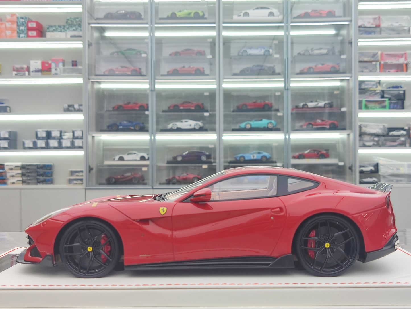 RUNNER 1/18 Ferrari F12 DMC Red Limited Edition Simulation Model Car JM-RNR001