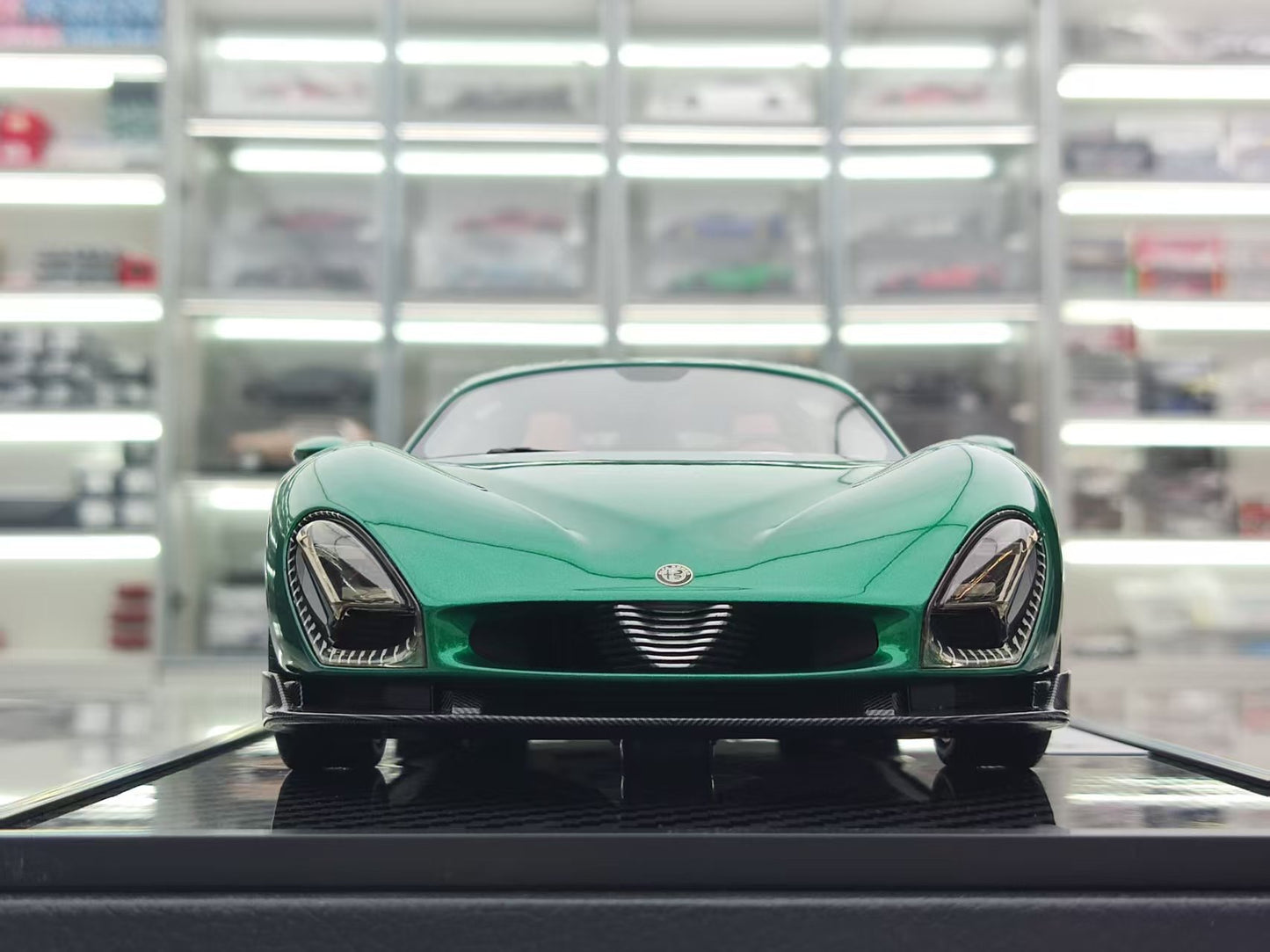 BBR 1/18 Alfa Romeo 33 Stradale Carbon Base Green Car Model P18264DCH