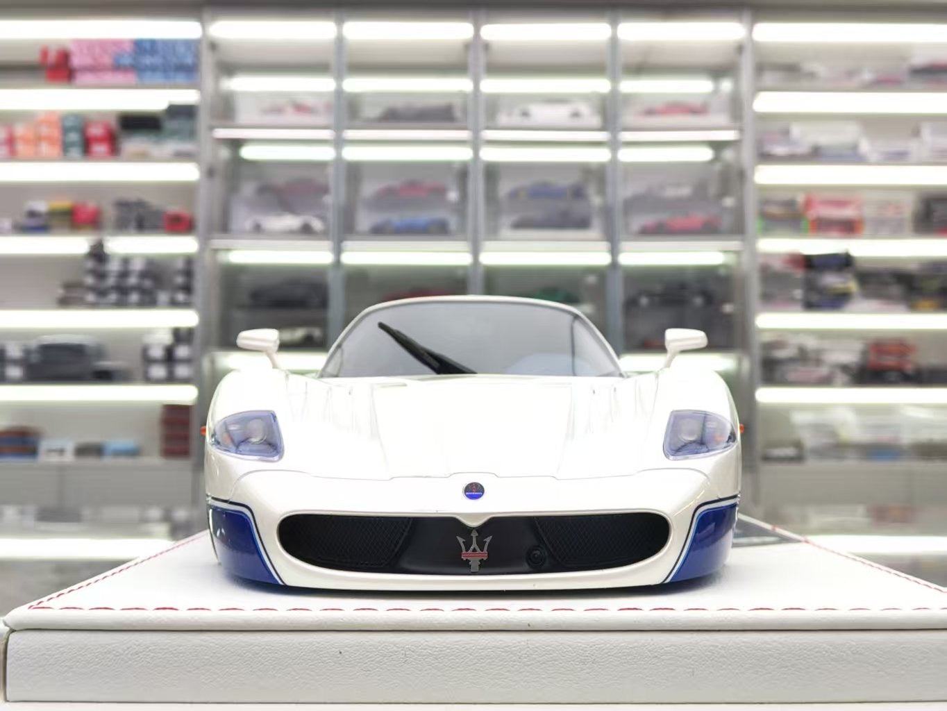 GL MODEL 1/18 Maserati MC12 Street Edition Simulation Car Model GM007