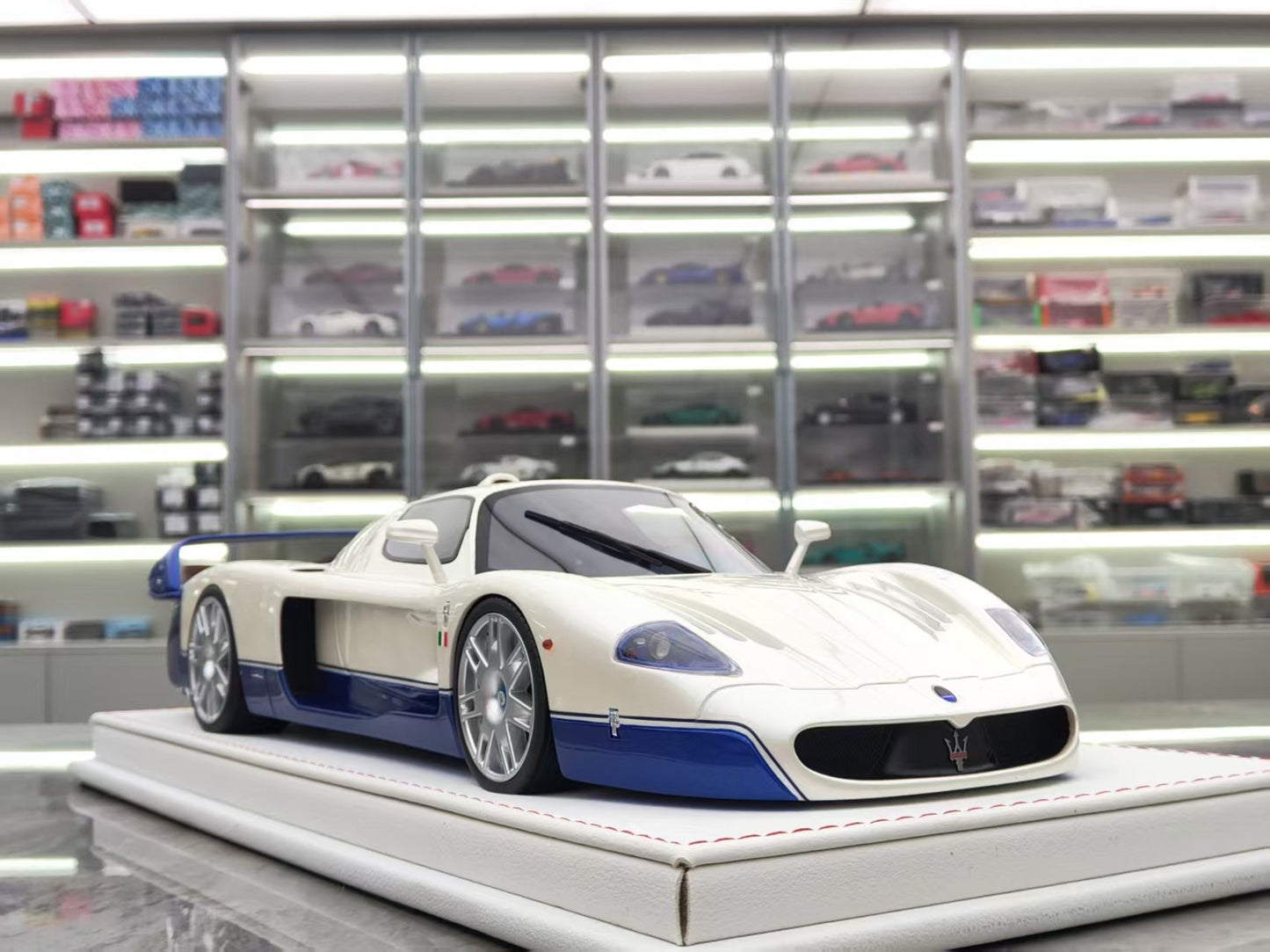 GL MODEL 1/18 Maserati MC12 Street Edition Simulation Car Model GM007