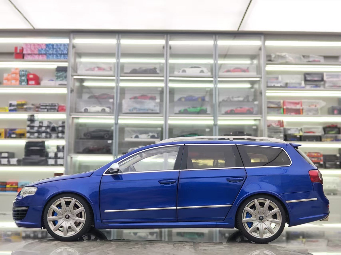NZG 1/18 Volkswagen Passat Estate R36 Custom blue alloy car model ZP107