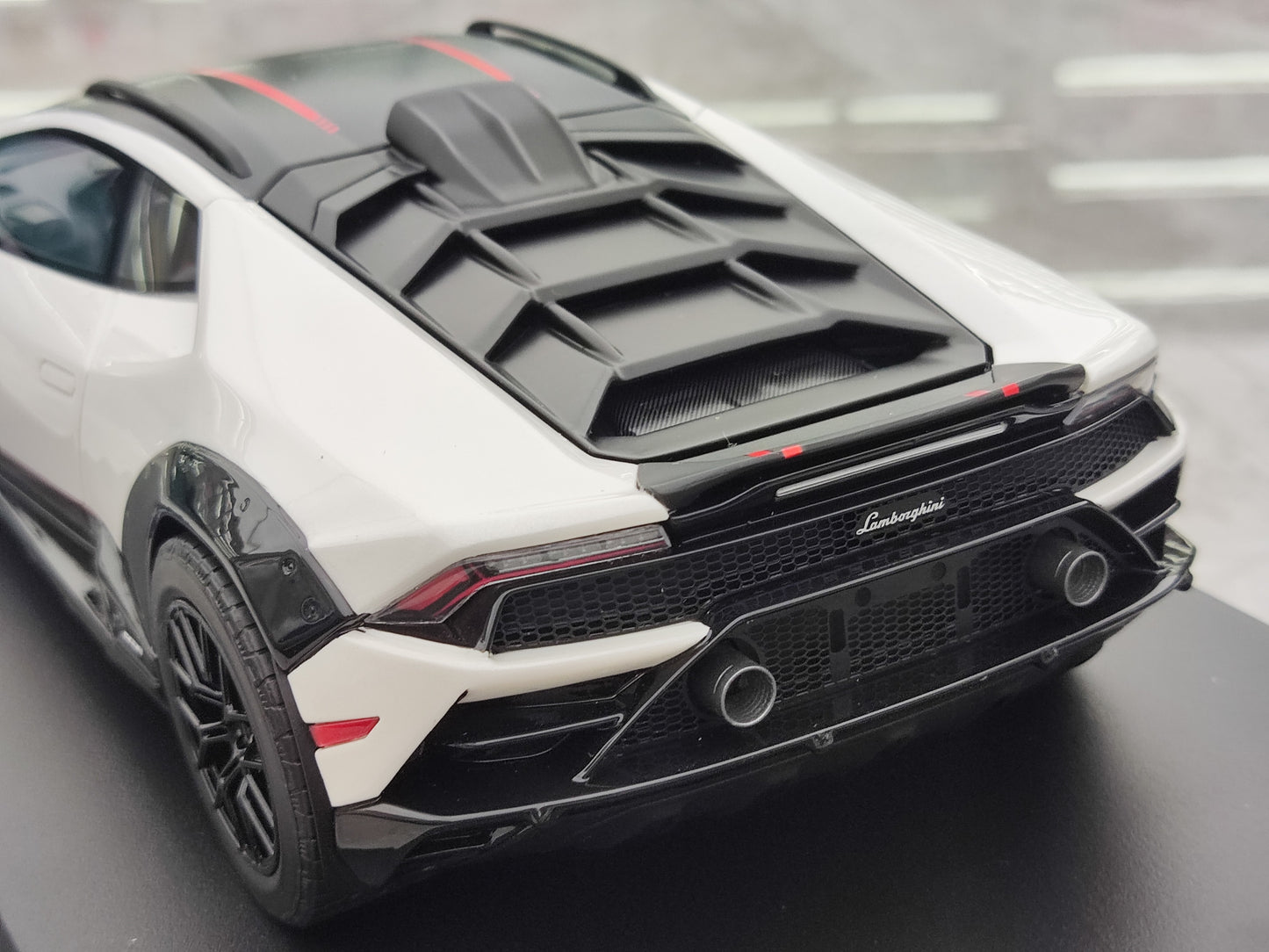 TOPSPEED 1/18 Lamborghini Huracan Sterrato White Car Model TS0610