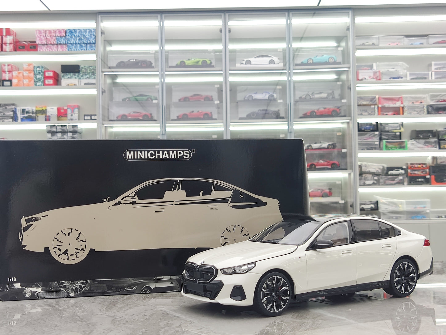 MINICHAMPS 1/18 BMW i5 Metallic White New Energy Vehicle Model 110023402
