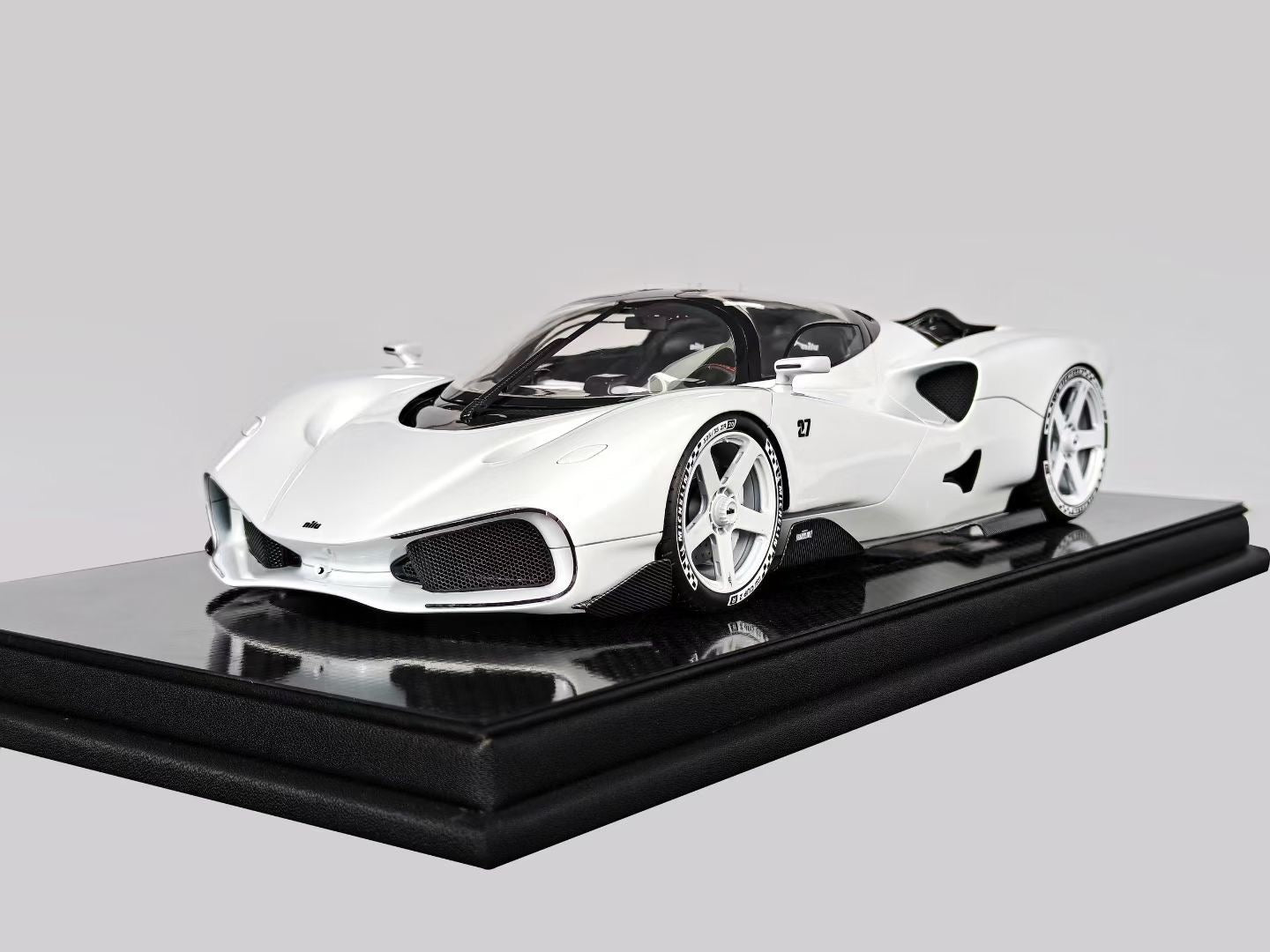 Frontiart 1/18 Nilu27 White Limited Edition Simulated Model Car