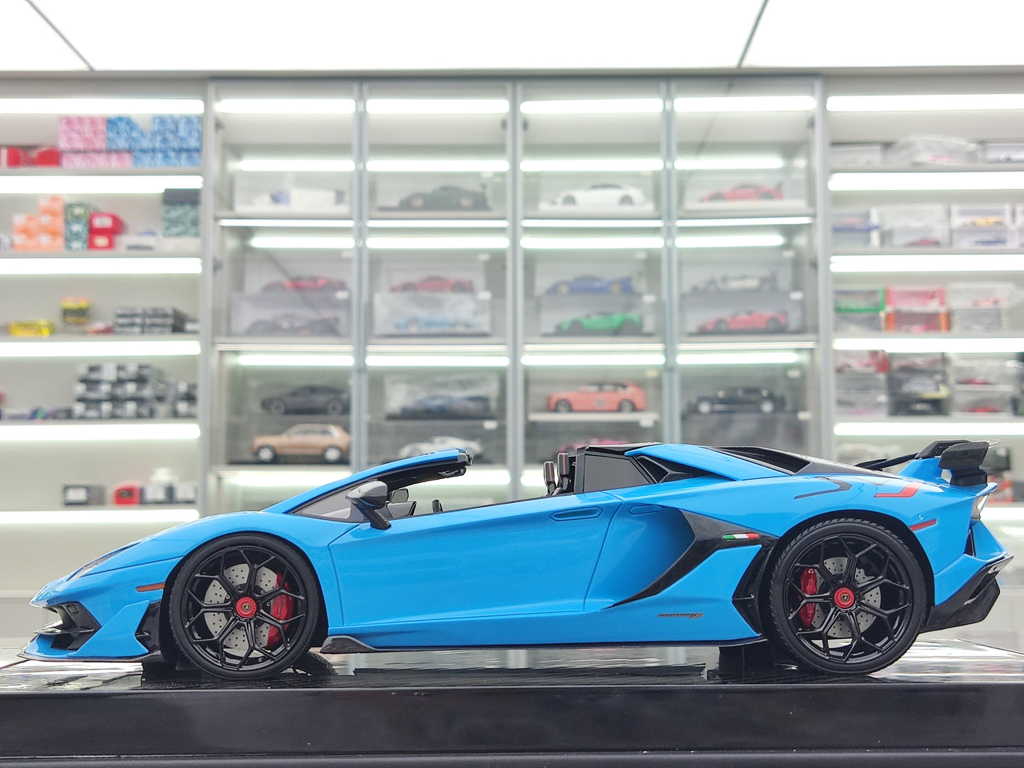 UU 1/18 Lamborghini SVJ Baby Blue UU002