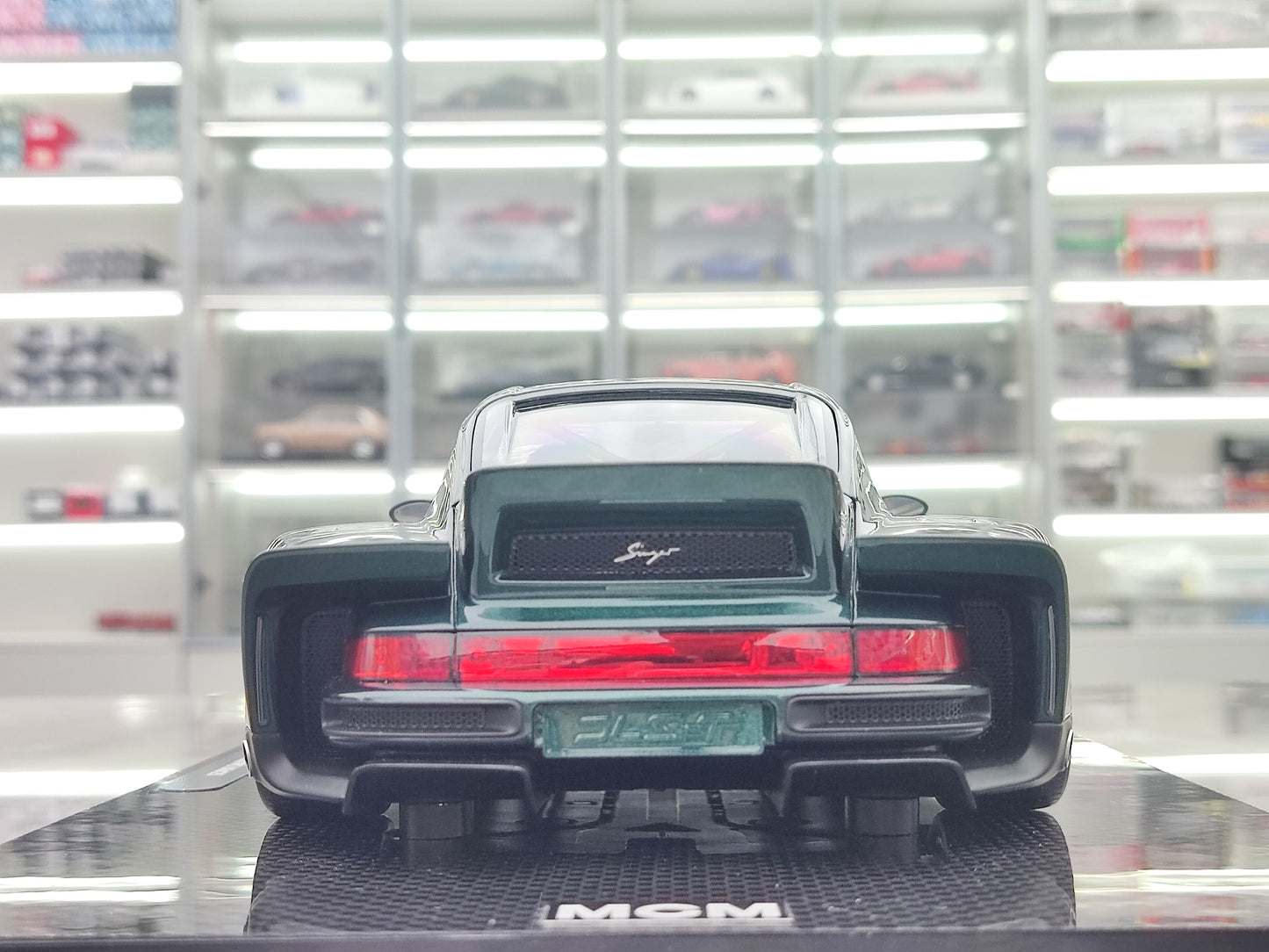 MCM 1/18 Porsche Singer DLS Turbo Low Spoiler Carbon Base Dark Green MCM017
